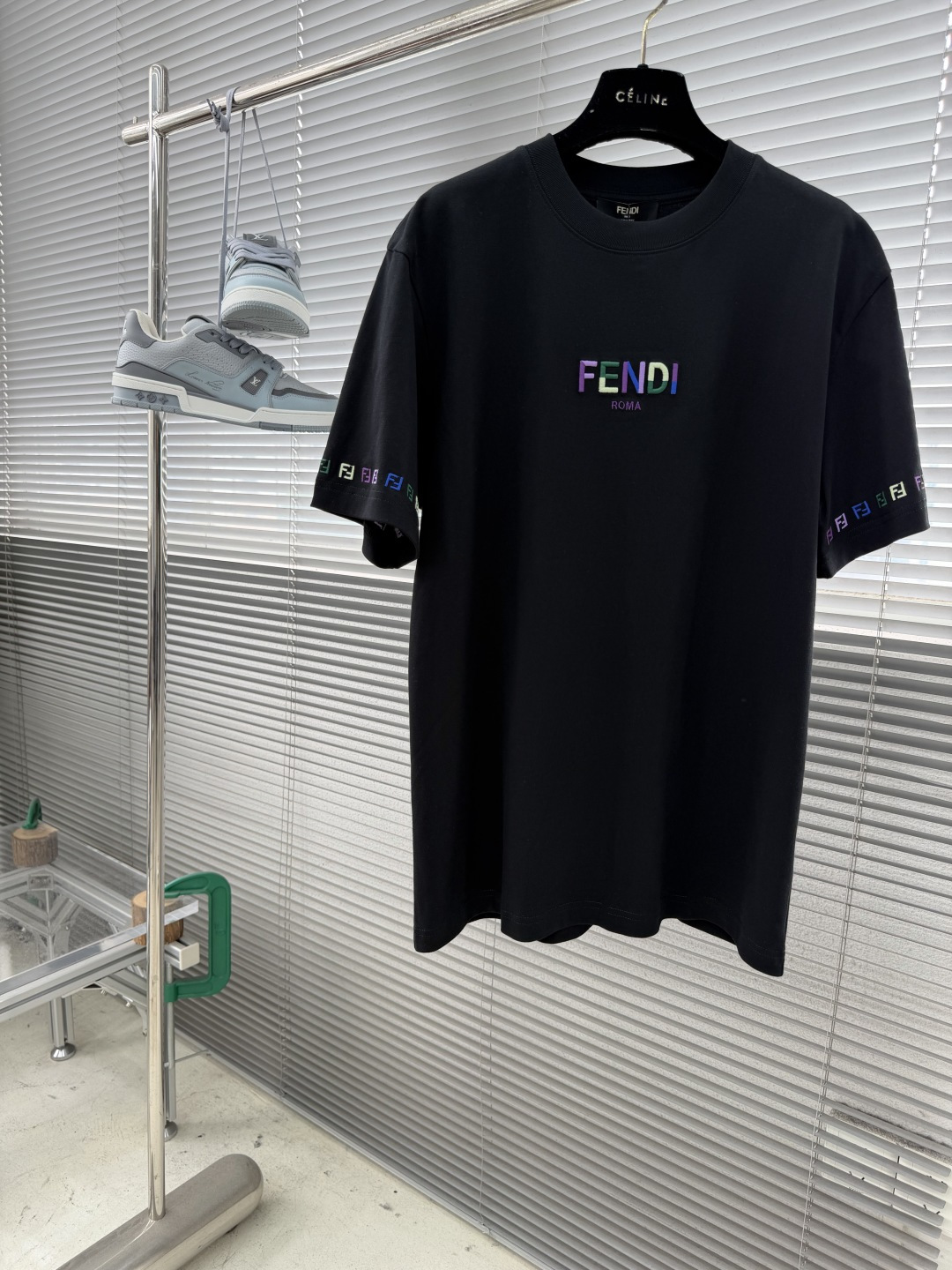 NO:917353,/1 piece 1/2 piece (all sizes) -FEND 2026 spring and summer new short-sleeved T-shirt!  ~It is both classic and fashionable, who doesn’t love it? It shows the classic again, it is very eye-catching, and it has a low-luxury aura and recognition!  The traditional brand concept and modern advanced technology are perfectly combined. Coupled with an extremely modern and simple design, exclusive logo pattern embroidery design!  Customized 100% imported pure cotton fabric!  The texture of this model is quite impressive. You can tell the specifications and grades at your fingertips. The level of finesse and breathability are top-notch!  Size M-3XL,,fendi,T-shirt,tees,t-shirt,19860909/1件 1/2件（齐码） -FEND 2026春夏新款短袖T恤！~既经典有时尚百搭,谁不爱啊,将经典再次展现,非常的耐看,自带低奢光环与辨识度！传统的品牌理念和现代化的先进技术进行了完美结合.加上极其现代摩登风范的简约设计,专属logo图案刺绣设计！定制百分百进口纯棉面料！此款的质感相当感人 触手便知规格档次 细腻程度与透气效果堪称顶级！ 尺码M-3XL,,fendi,T-shirt,tees，t-shirt,,Men's clothing