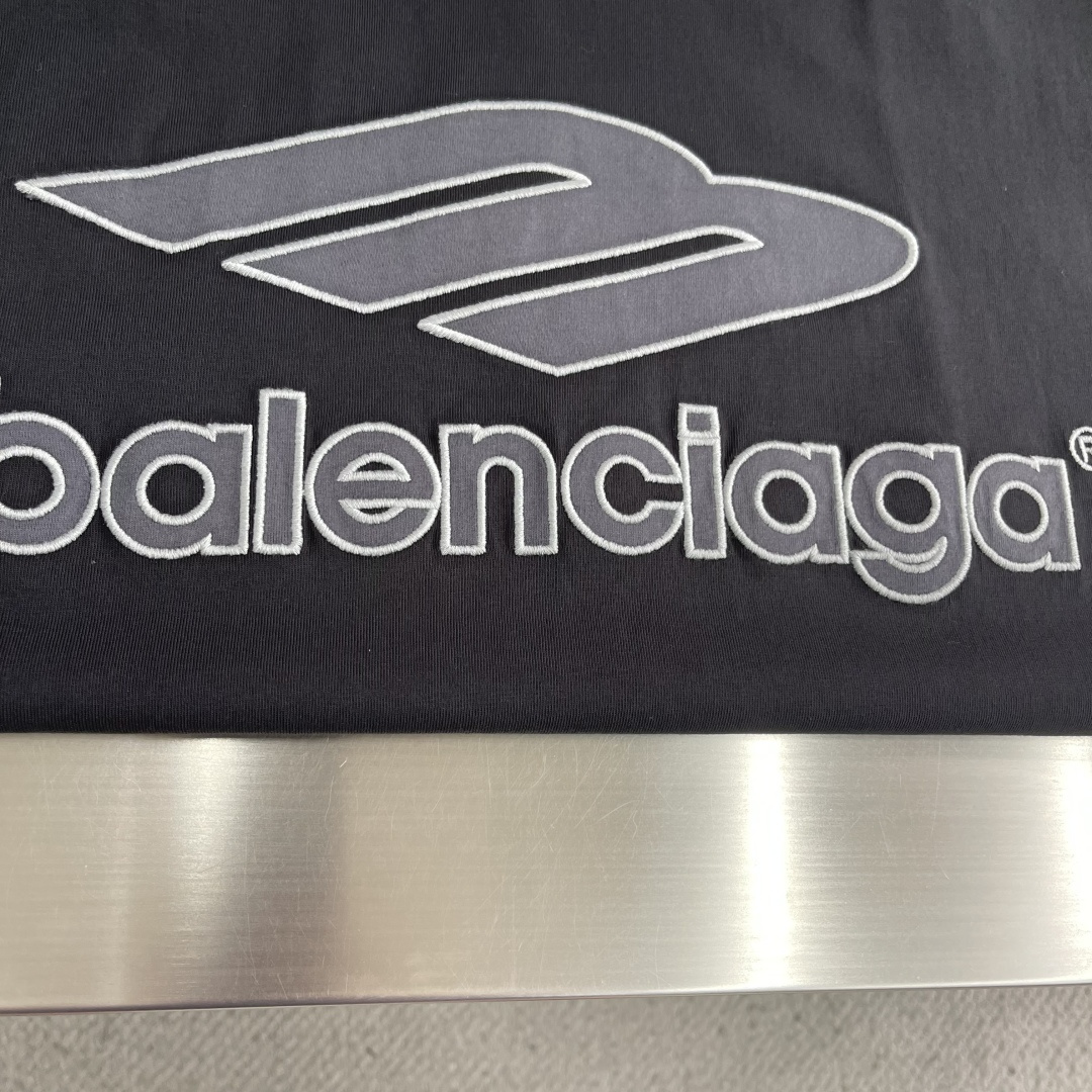 -Balenciag    26ss新款 V领套头落肩短袖足球 T恤 超宽松版型 男款码数：XXS. X