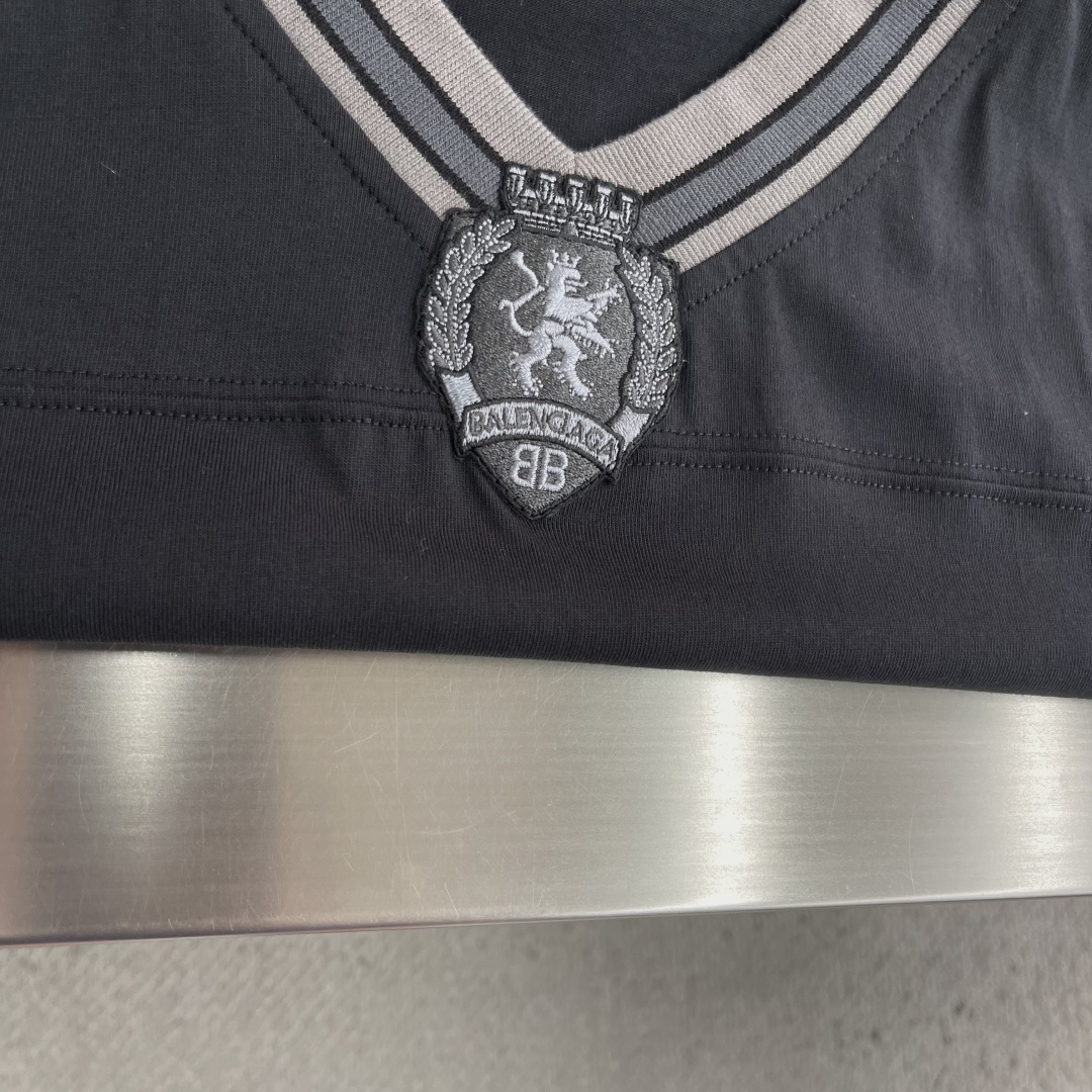-Balenciag    26ss新款 V领套头落肩短袖足球 T恤 超宽松版型 男款码数：XXS. X