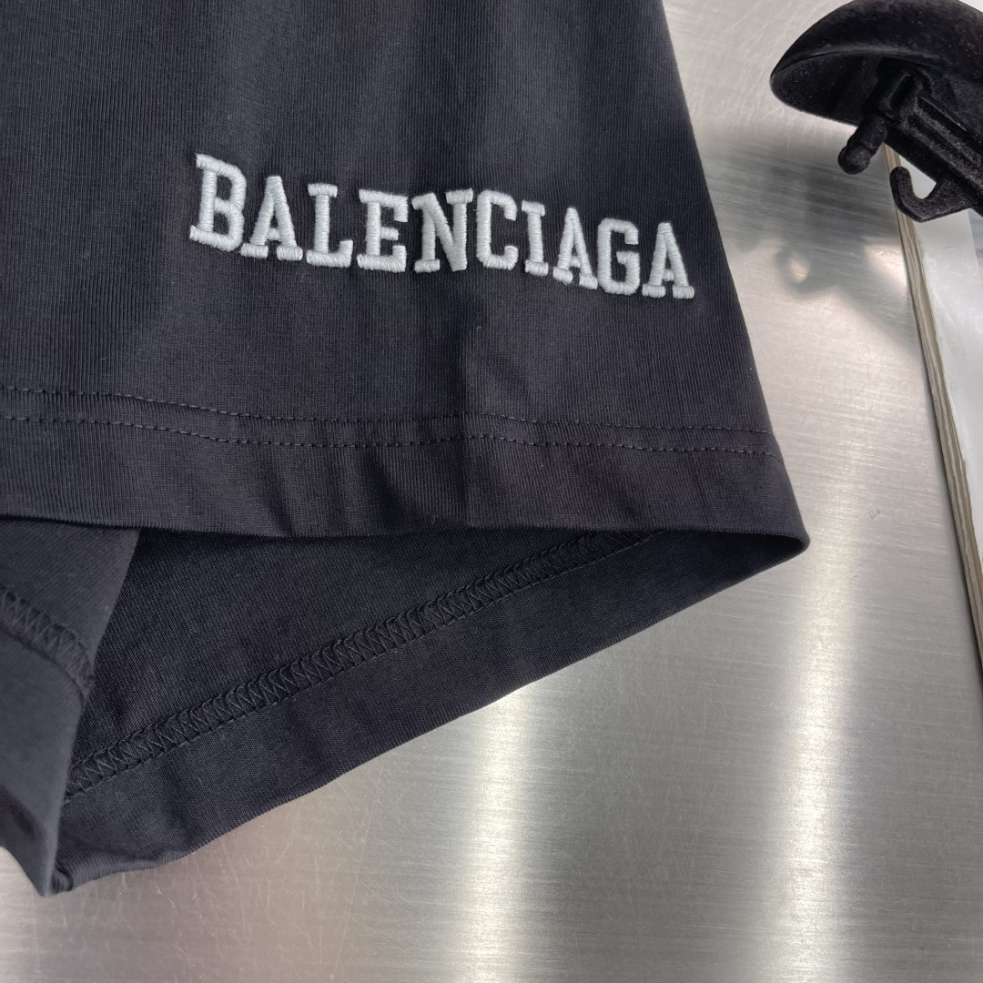 -Balenciag    26ss新款 V领套头落肩短袖足球 T恤 超宽松版型 男款码数：XXS. X