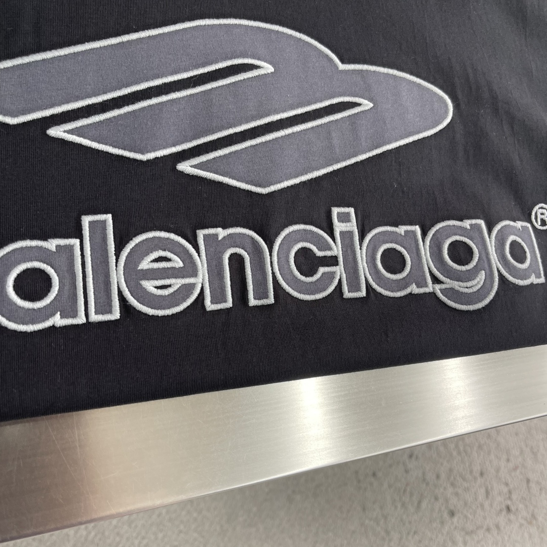 -Balenciag    26ss新款 V领套头落肩短袖足球 T恤 超宽松版型 男款码数：XXS. X