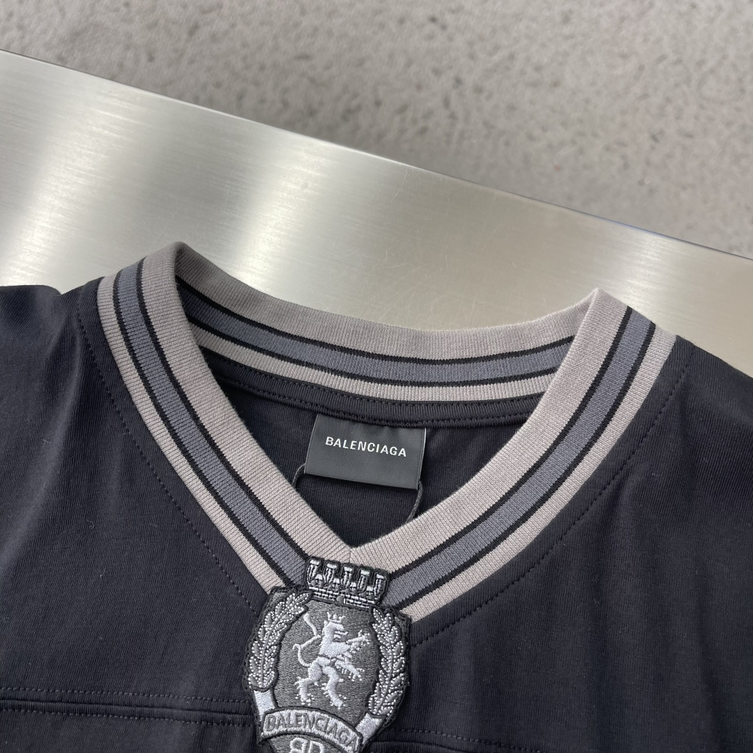 -Balenciag    26ss新款 V领套头落肩短袖足球 T恤 超宽松版型 男款码数：XXS. X