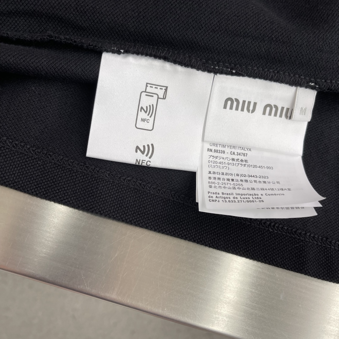 -miumiu    26ss新款  撞色翻领短袖 Polo衫 男女同款 ⚠️码数： S. M. L. 