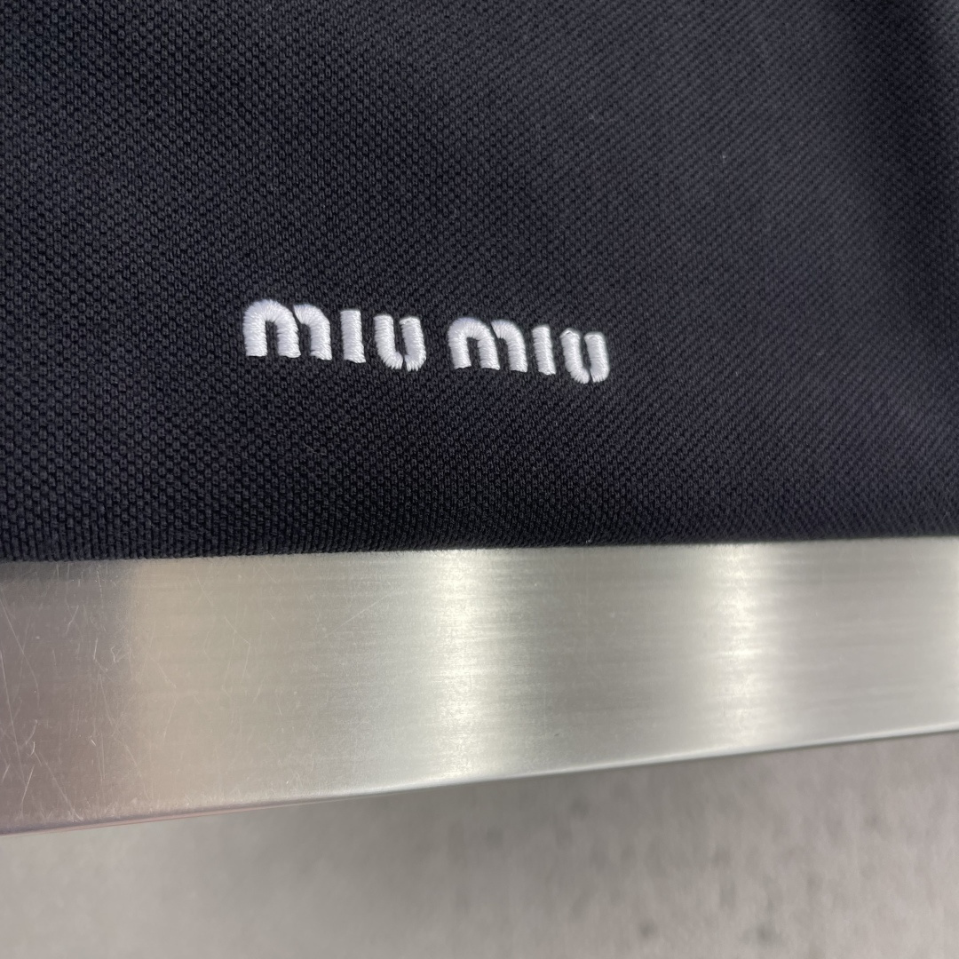 -miumiu    26ss新款  撞色翻领短袖 Polo衫 男女同款 ⚠️码数： S. M. L. 