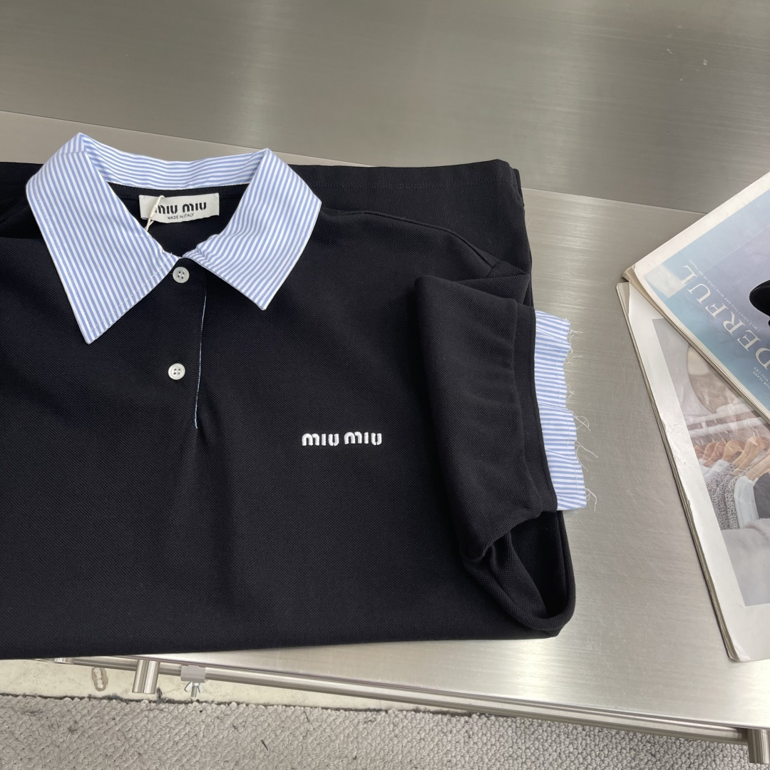 -miumiu    26ss新款  撞色翻领短袖 Polo衫 男女同款 ⚠️码数： S. M. L. 
