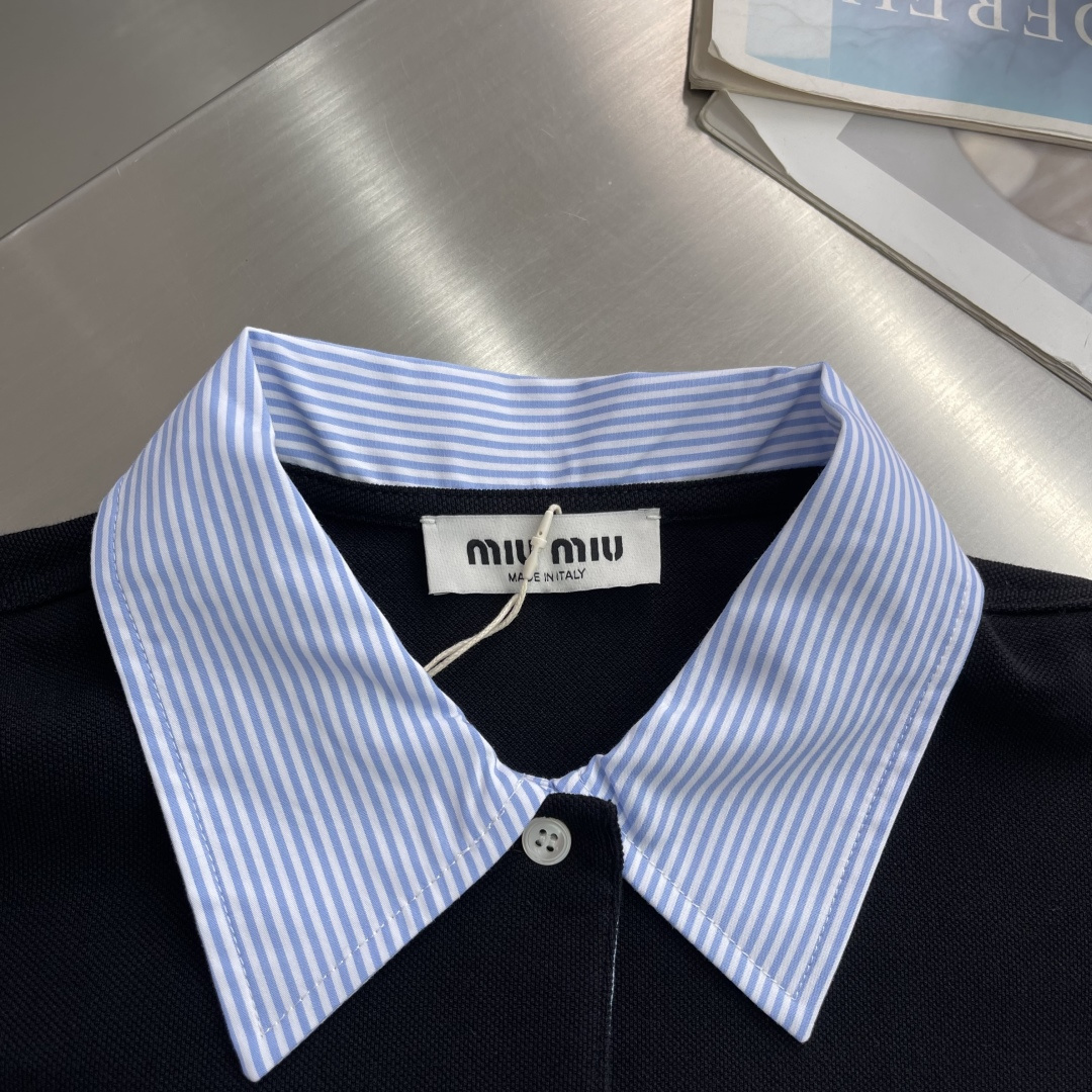 -miumiu    26ss新款  撞色翻领短袖 Polo衫 男女同款 ⚠️码数： S. M. L. 