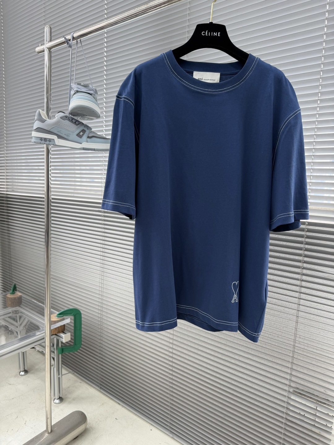 NO:904954,/1 piece 1/2 pieces (all sizes) -ami Love A embroidered short sleeves are made of high-count pure cotton, with moderate weight and natural drape. The cotton fiber itself has good moisture absorption and breathability, and can quickly absorb sweat and dissipate it outwards. At the same time, it feels soft and delicate, and it is close to the skin without any itch when worn. After the pre-shrinking process, the washing shrinkage is greatly reduced, and it is not easy to deform after repeated machine washing.  The advanced computing system of the imported embroidery machine is used to depict the contour lines of the love A pattern. The white embroidery thread and the navy blue fabric form a soft contrast, with neat edges and no jumps or burrs. The pattern is full and three-dimensional and has a delicate texture. The same color letters are embroidered on the back neckline, and the embroidery thread of the same color as the fabric is used. It is low-key and not obtrusive, and does not destroy the overall simple style. The back of the embroidery product is flat without bulges and will not irritate the skin, taking into account both beauty and wearing comfort.  The collar, cuffs, hem, and shoulder lines are all made of contrasting topstitch double-turn craftsmanship. The neat lines are in sharp contrast with the navy blue fabric, outlining the outline of the clothes. The internal seams of the clothes are all processed with overlocking technology, without excess raw edges and threads, and the details are clean and tidy; the hem and cuffs are made of double-folded stitching craftsmanship. The edges are flat and not frizzy, and avoid curling and curling when wearing. Size: SMLXL Size, bust, shoulder width, S69114 M  70.5 118 51 L 72122 52 XL 73.5 126 53,,T-shirt,19860909/1件 1/2件（齐码） -ami 爱心A刺绣短袖 甄选高支纯棉,自带适中克重与自然垂坠感,棉纤维本身具备良好吸湿透气性,能快速吸收汗液并向外散发,同时触感柔软细腻,贴肤穿着无刺痒感.经过预缩工艺处理之后,大幅降低水洗缩水率,反复机洗也不易变形. 采用进口绣花机先进的计算系统描绘出爱心A图案的轮廓线条,白色绣线与藏蓝色面料形成柔和撞色,边缘整齐无跳线、无毛边,图案饱满立体,质感细腻. 在后领口位置做同色字母暗纹刺绣,采用与面料同色系的绣线,低调不突兀,不破坏整体简约风格.刺绣成品背面平整无凸起,不会硌皮肤,兼顾美观与穿着舒适度. 领口、袖口、下摆、肩线均采用撞色明线双车工艺,工整走线与藏蓝色面料形成鲜明对比,勾勒出衣服轮廓线条 衣服内部接缝均采用锁边工艺处理,无多余毛边、线头,细节干净整洁；下摆、袖口采用双折边车线工艺,边缘平整不毛躁,避免穿着时卷边、起翘. 码数:SMLXL 尺码衣长胸围肩宽 S69114 M 70.5 118  51 L 72122 52 XL 73.5 126 53,,T-shirt,,Men's clothing