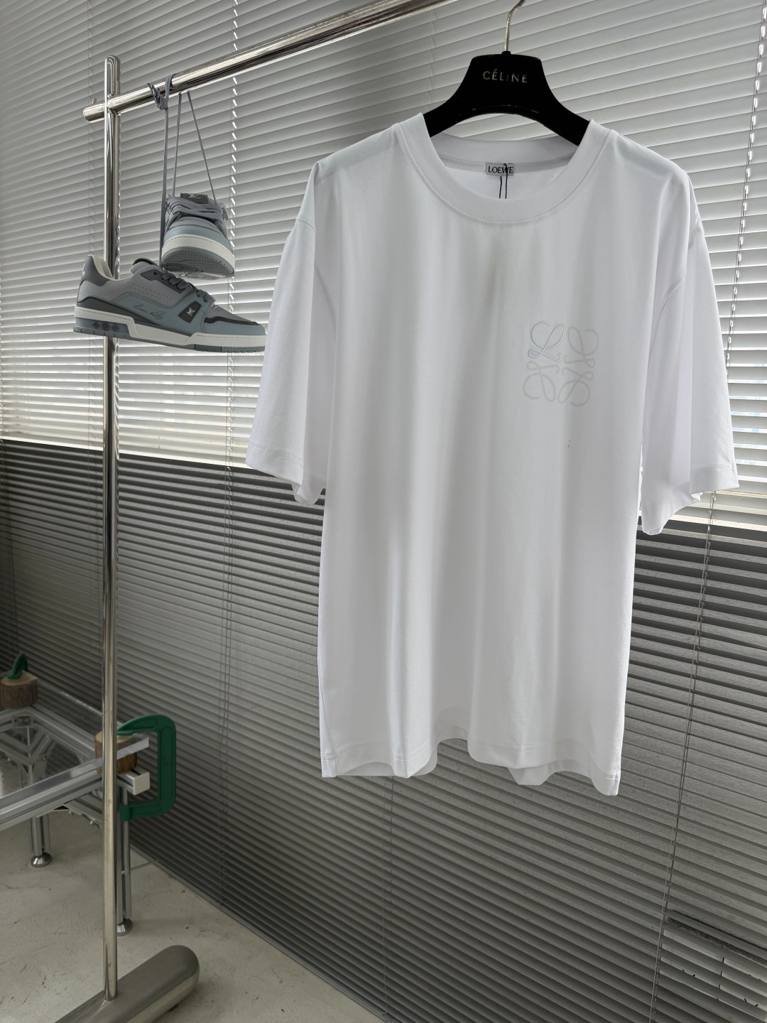 NO:917087,/1 piece 1/2 pieces (all sizes in white) -LOEW Dual process of printing and embroidery Logo short-sleeves Printing uses glue manual printing, customized 11-section blur printing effect. Embroidery uses 3D three-dimensional embroidery. Size S-XXL Regular version, loewe, T-shirt,19860909/1件 1/2件（白色齐码） -LOEW 印花、刺绣双重工艺 标识短袖 印花采用胶浆人工印花,定制11断层模糊印花效果.刺绣采用3D立体刺绣. 尺码S-XXL 常规版型,,loewe,T-shirt,,Men's clothing