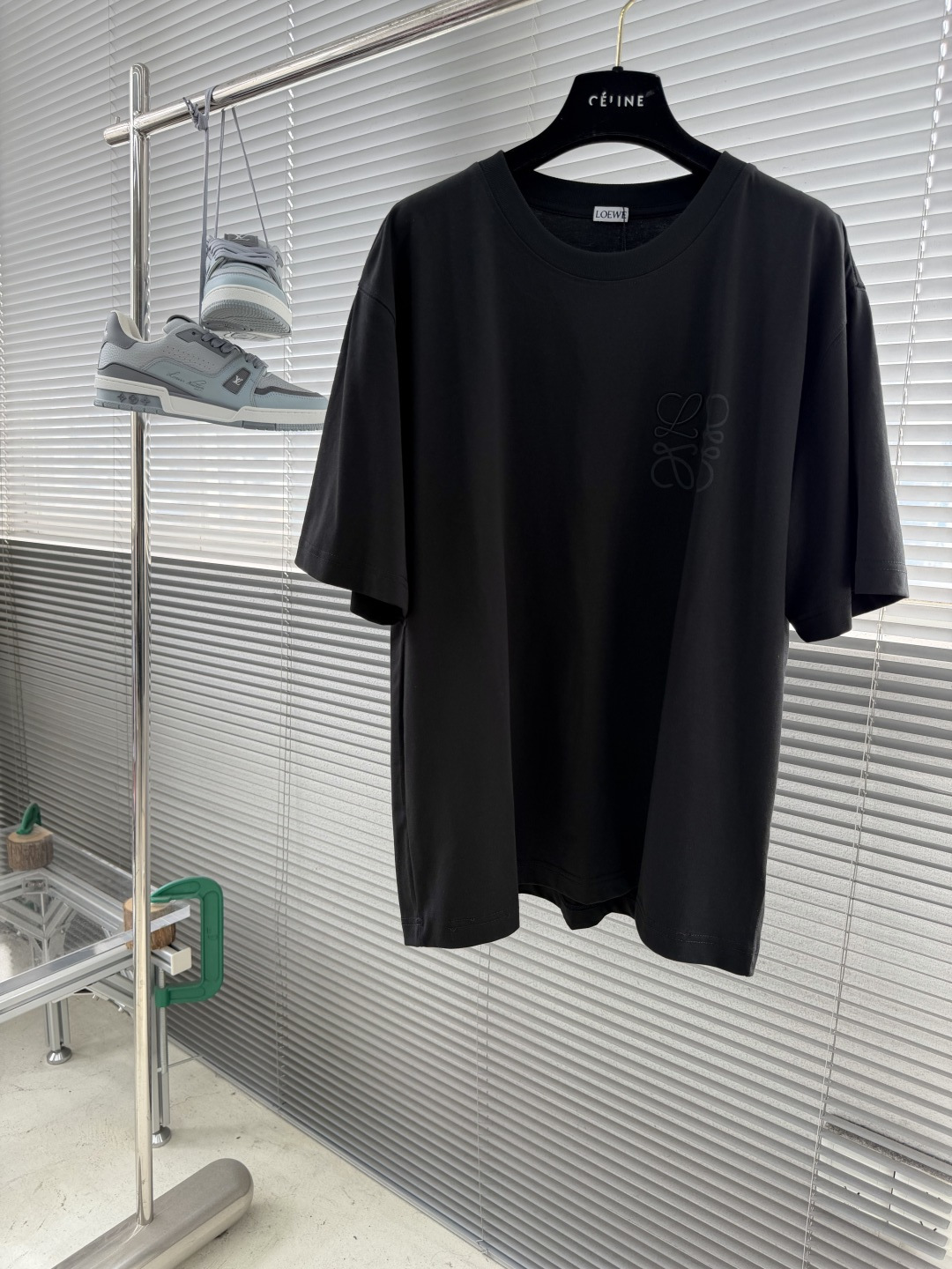 NO:917084,/1 piece 1/2 pieces (all sizes in black) -LOEW Dual process of printing and embroidery Logo short sleeves Printing uses glue manual printing, customized 11-section blur printing effect. Embroidery uses 3D three-dimensional embroidery. Size S-XXL Regular version, loewe, T-shirt,19860909/1件 1/2件（黑色齐码） -LOEW 印花、刺绣双重工艺 标识短袖 印花采用胶浆人工印花,定制11断层模糊印花效果.刺绣采用3D立体刺绣. 尺码S-XXL 常规版型,,loewe,T-shirt,,Men's clothing