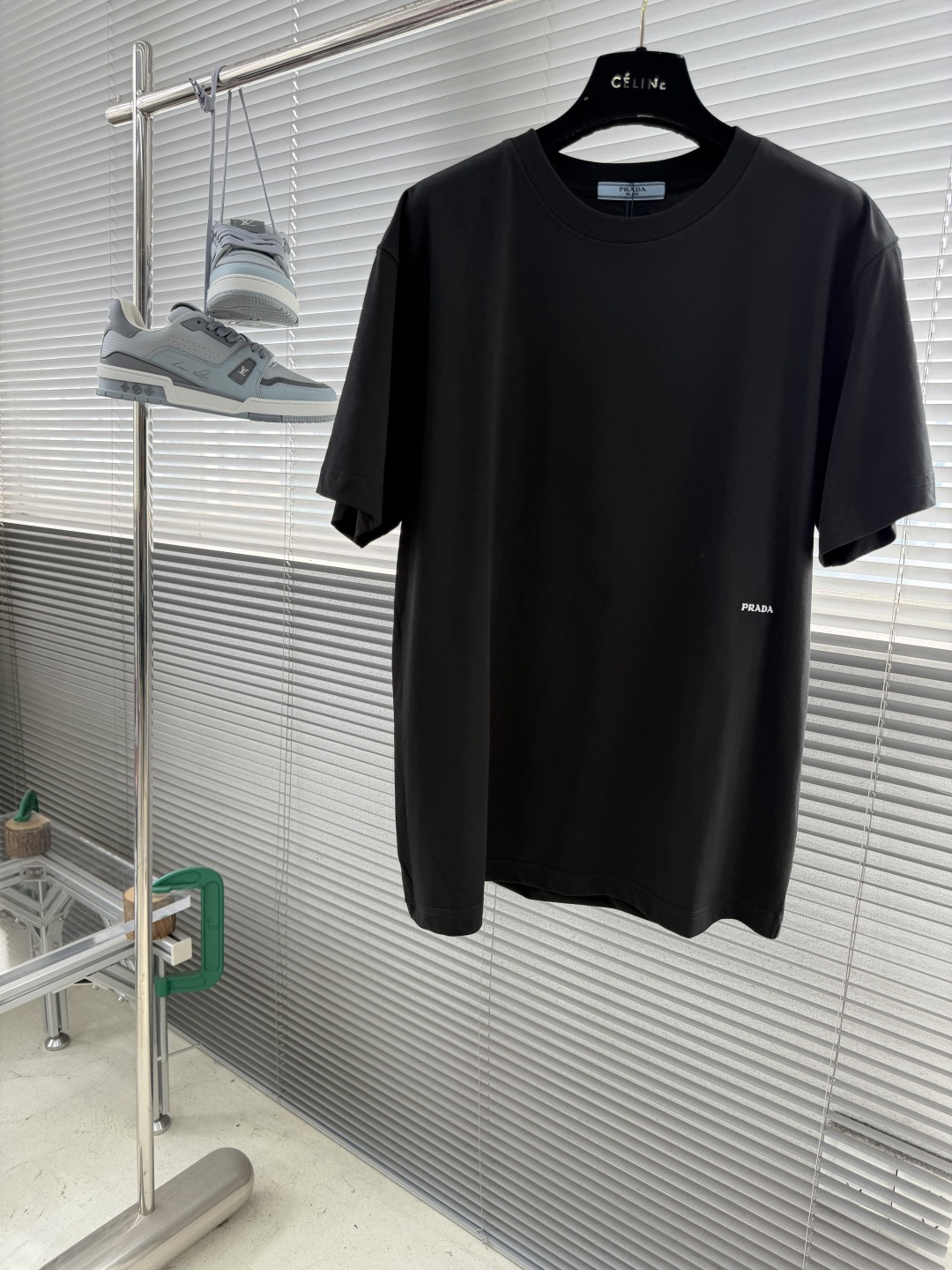 NO:917090,/1 piece 1/2 piece (black XXL) -PRAD classic small label embroidered logo short sleeves are made of mercerized double-sided threads. The thread is 1*1 Solona. The embroidery uses 3D three-dimensional embroidery, and the high-density embroidery shows the three-dimensional and concave-convex feeling of the embroidery. This cotton T-shirt adopts a classic cut, with a round neck and a slim fit. The simple and comfortable clothing is decorated with a contrasting color embroidered letter logo. Square fit. Short sleeves. Straight hem.  Embroidered logo Size S-XXL Micro wide fit, prada, T-shirt, tees, t-shirt,19860909/1件 1/2件（黑色XXL） -PRAD 经典小标刺绣标识短袖 采用支丝光双面. 螺纹采用1*1索罗娜. 刺绣采用3D立体刺绣,高密度刺绣呈现出刺绣的立体与凹凸感. 这款棉质T恤采用经典剪裁,配以圆领和修身版型.简约舒适的服装饰以对比色刺绣字母徽标. 方正版型. 短袖. 平直底边. 刺绣徽标 尺码S-XXL 微阔版型,,prada,T-shirt,tees，t-shirt,,Men's clothing