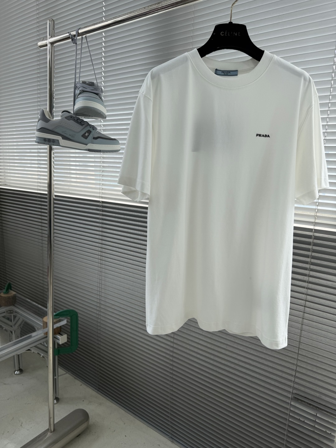 NO:917093,/1 piece 1/2 piece (white all sizes) - PRAD classic small label embroidered logo short sleeves are made of mercerized double-sided threads. The thread is 1*1 Solona. The embroidery uses 3D three-dimensional embroidery, and the high-density embroidery shows the three-dimensional and concave-convex feeling of the embroidery. This cotton T-shirt adopts a classic cut, with a round neck and a slim fit. The simple and comfortable clothing is decorated with a contrasting color embroidered letter logo. Square fit. Short sleeves. Straight hem.  Embroidered logo Size S-XXL Micro wide fit, prada, T-shirt, tees, t-shirt,19860909/1件 1/2件（白色齐码） -PRAD 经典小标刺绣标识短袖 采用支丝光双面. 螺纹采用1*1索罗娜. 刺绣采用3D立体刺绣,高密度刺绣呈现出刺绣的立体与凹凸感. 这款棉质T恤采用经典剪裁,配以圆领和修身版型.简约舒适的服装饰以对比色刺绣字母徽标. 方正版型. 短袖. 平直底边. 刺绣徽标 尺码S-XXL 微阔版型,,prada,T-shirt,tees，t-shirt,,Men's clothing
