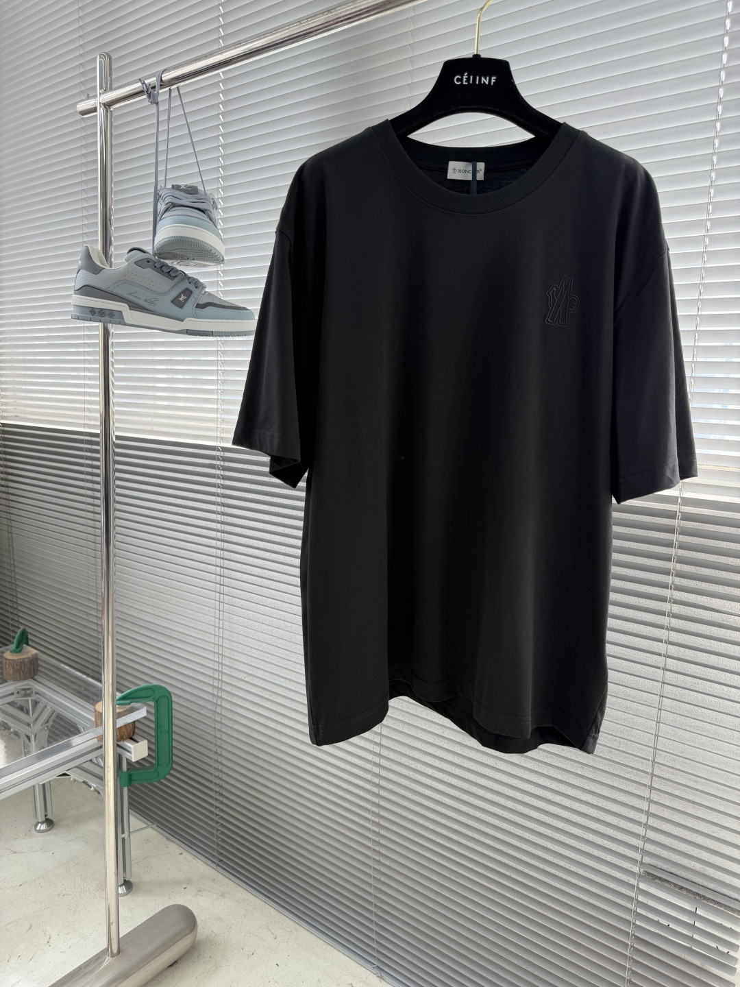NO:917096,/1 piece 1/2 piece (black XXL) -mon2026 spring and summer series round neck casual short T Ingredients: Roman cotton plain fabric, 245 grams weight, the fabric texture is smooth and clear, the feel is crisp and stylish, the texture is unique, the structure is stable, classic and simple. Size S-XXL Micro wide version,,19860909/1件 1/2件（黑色XXL） -mon2026年春夏系列圆领休闲短T 成份:罗马棉平纹面料,245克重,面料纹路平整清晰,手感挺括有型,质感独特,结构稳定 经典简约. 尺码S-XXL 微阔版型,,,Men's clothing