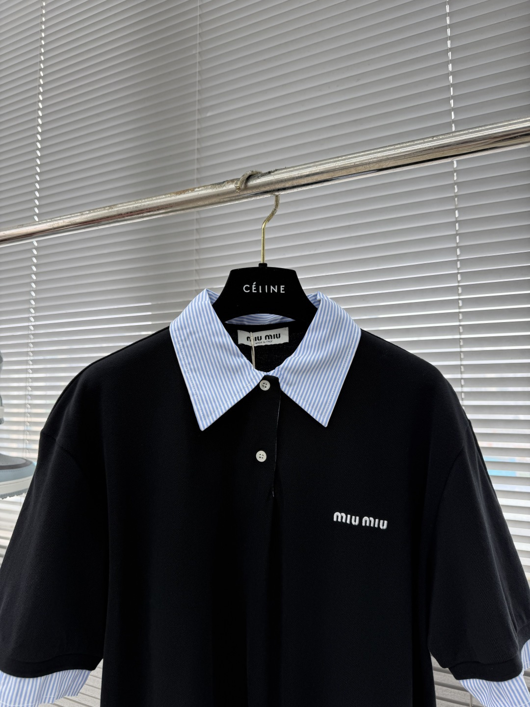 -miumiu    26ss新款  撞色翻领短袖 Polo衫 男女同款 ⚠️码数： S. M. L. 