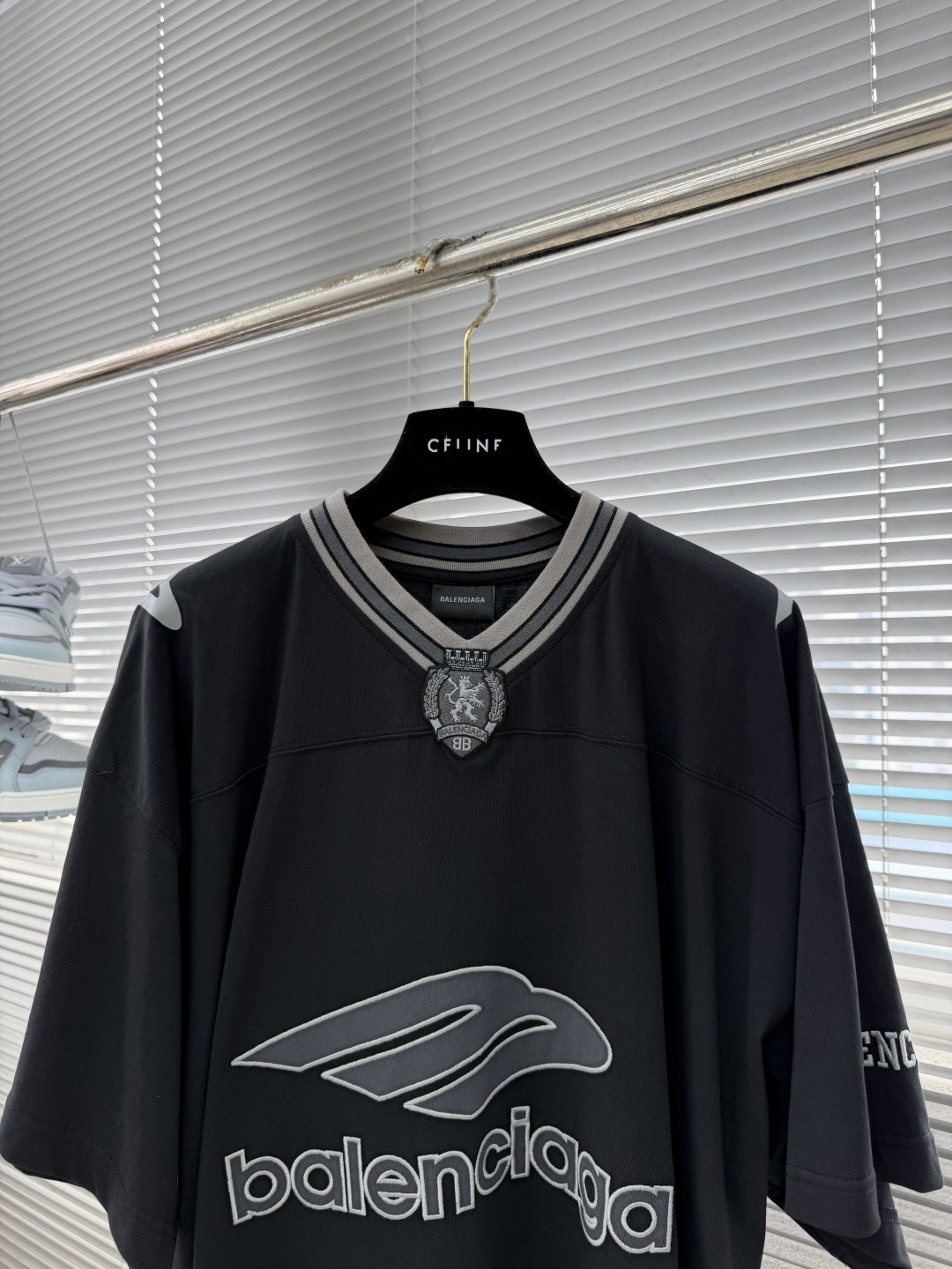 -Balenciag    26ss新款 V领套头落肩短袖足球 T恤 超宽松版型 男款码数：XXS. X