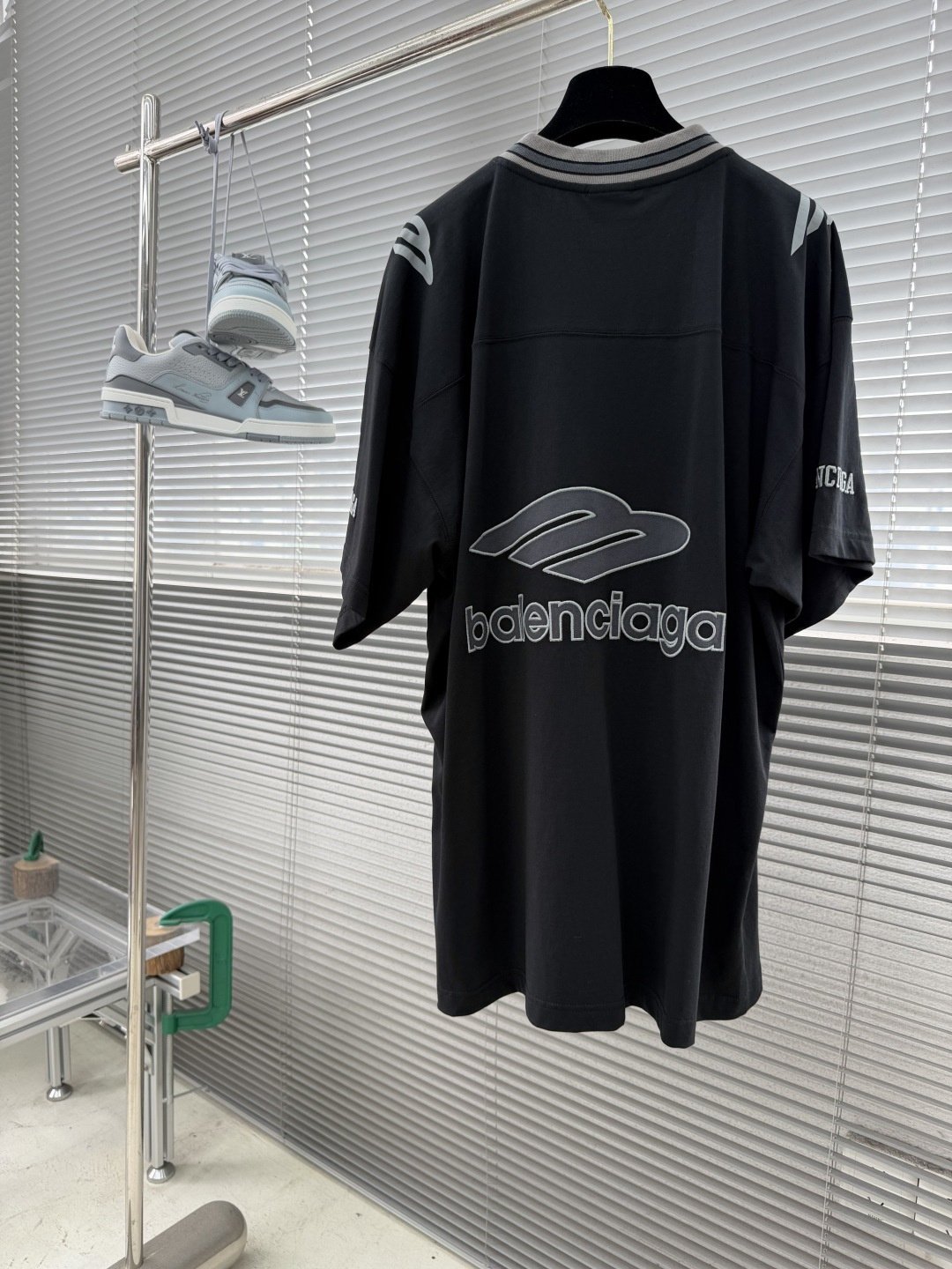 -Balenciag    26ss新款 V领套头落肩短袖足球 T恤 超宽松版型 男款码数：XXS. X