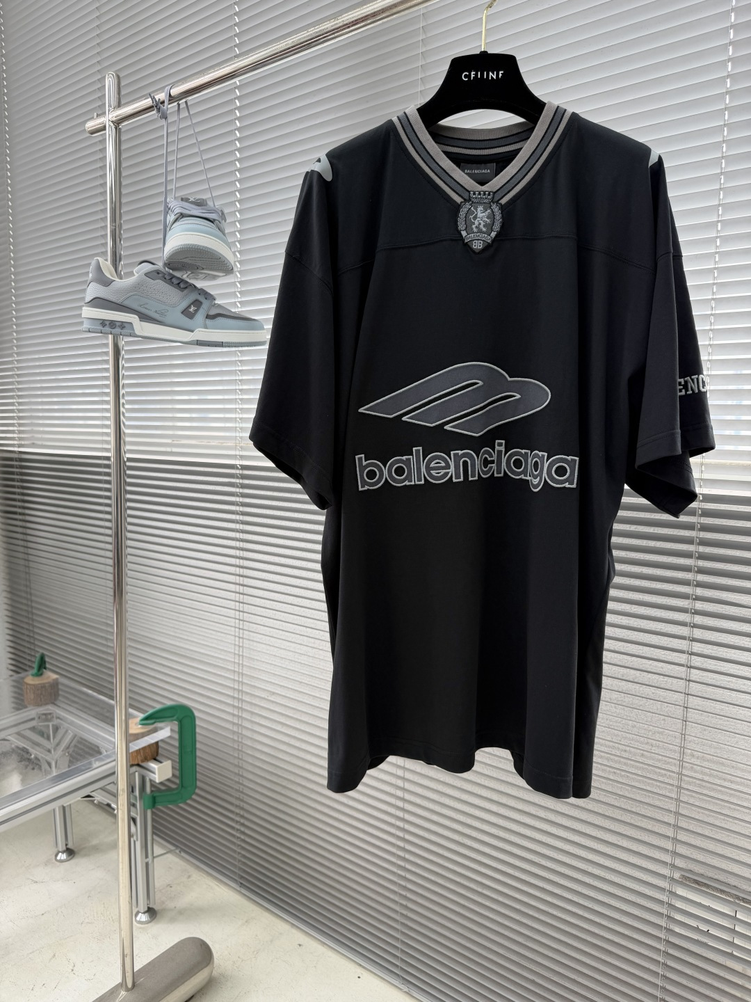 -Balenciag    26ss新款 V领套头落肩短袖足球 T恤 超宽松版型 男款码数：XXS. X