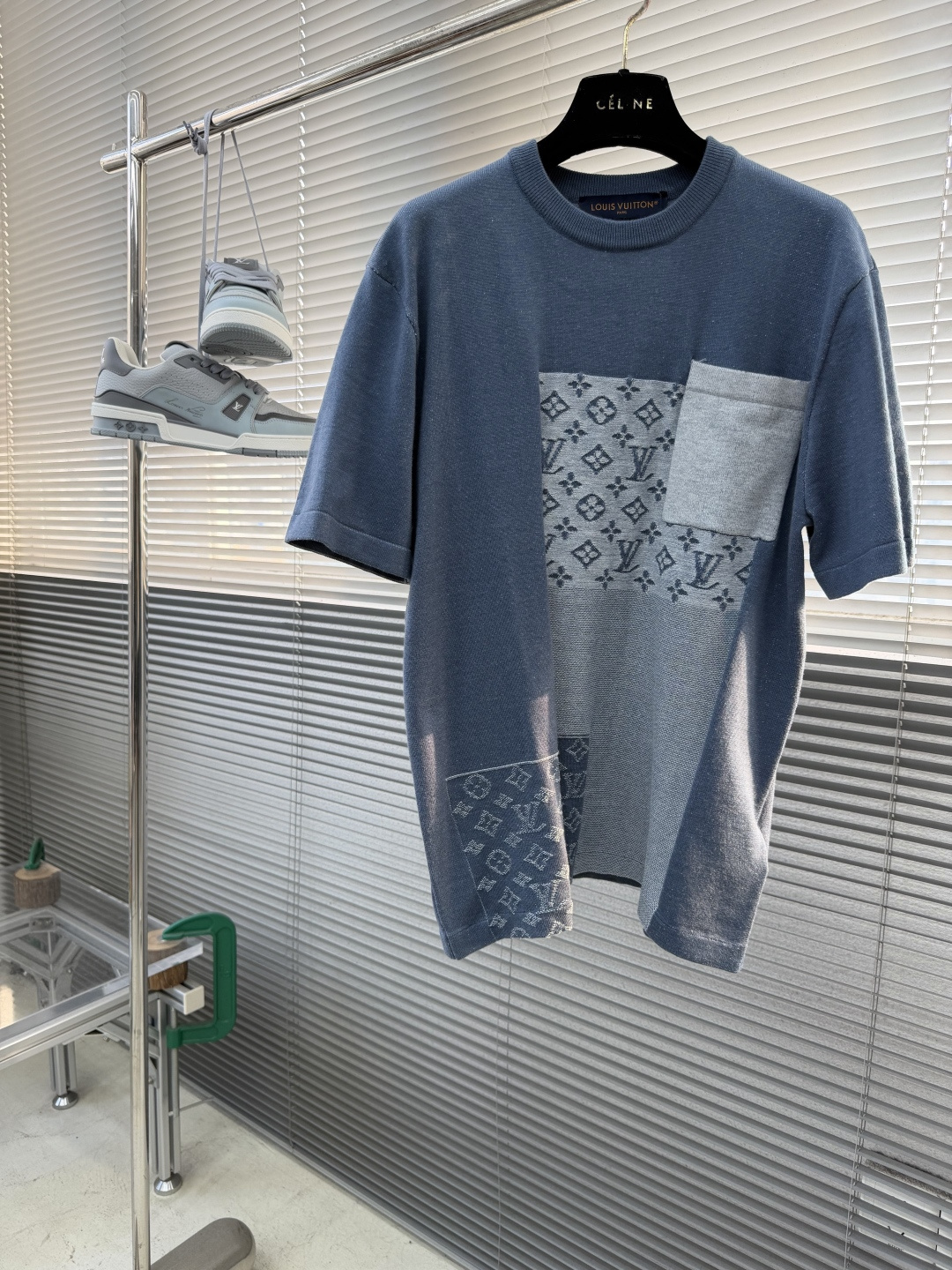 NO:955058,Top - Donkey Brand 26ss new Monogram jacquard splicing knitted short-sleeved T-shirt. This T-shirt adopts an asymmetric splicing design, splicing together light gray and different shades of blue knitted fabrics. Two areas are woven with the classic Monogram presbyopia pattern. It is different from ordinary cotton T-shirts. It is made using knitting technology. The fabric has a delicate texture, better breathability and drape, and is suitable for spring and summer wear. Size S.M.L.XL  Length 68707274 Shoulder width 44454647 Bust 108 112 116 120,,louis vuitton,T-shirt,tees,t-shirt,19860909上衣 -驴牌 26ss新款Monogram提花拼接针织短袖T恤,这件T恤采用不对称拼接设计,将浅灰、不同深浅的蓝色针织面料拼接在一起,其中两块区域织入了经典的Monogram老花图案,区别于普通棉质T恤,它采用针织工艺制作,面料带有细腻的肌理感,透气性和垂坠感都更好,适合春夏穿着. 码数S.M.L.XL 衣长68707274 肩宽44454647 胸围 108 112 116 120,,louis vuitton,T-shirt,tees，t-shirt,,Men's clothing