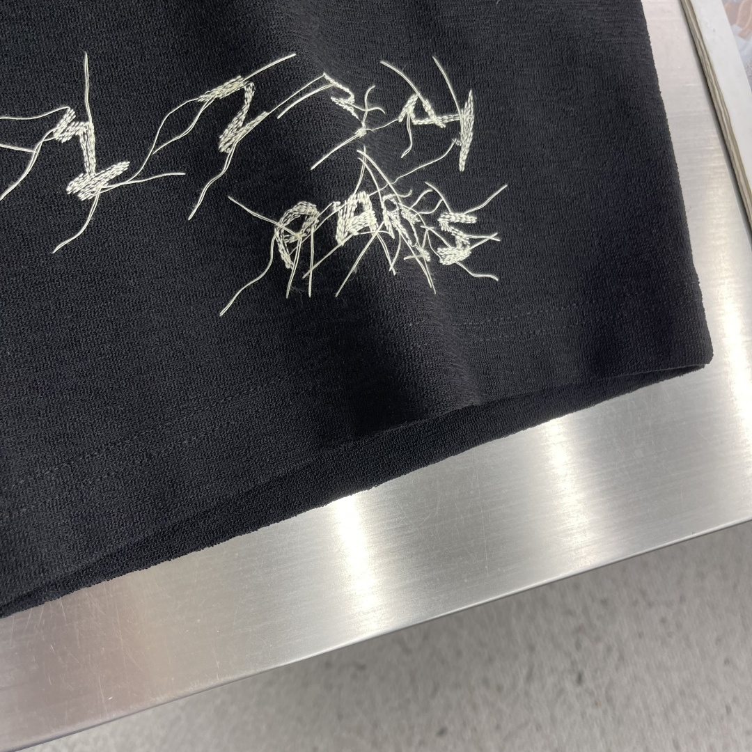 -MM6 马吉拉    26春夏新款百慕大短裤。字母刺绣，针线毛巾面料。日系毛巾面料 45％棉 55％聚