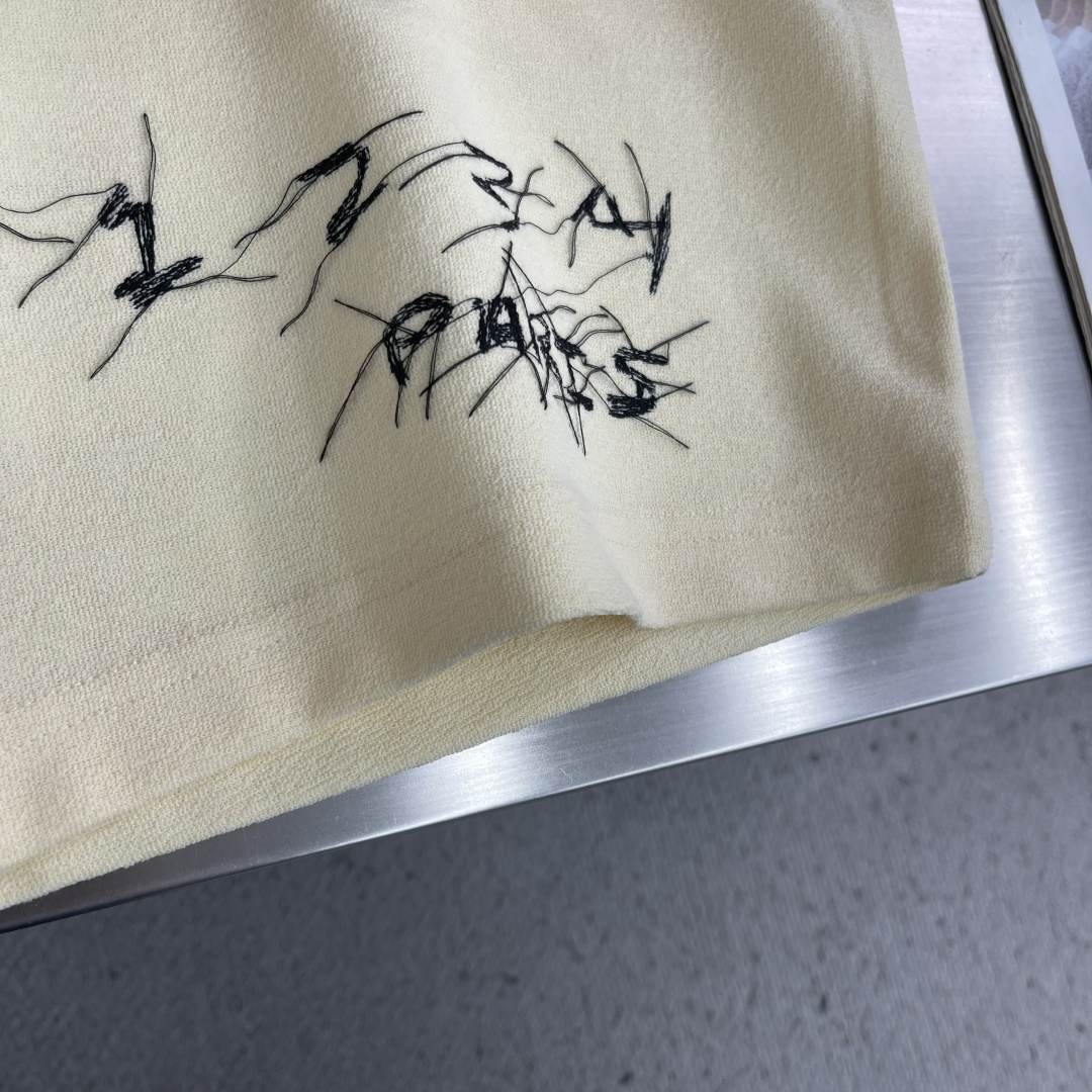 -MM6 马吉拉    26春夏新款百慕大短裤。字母刺绣，针线毛巾面料。日系毛巾面料 45％棉 55％聚