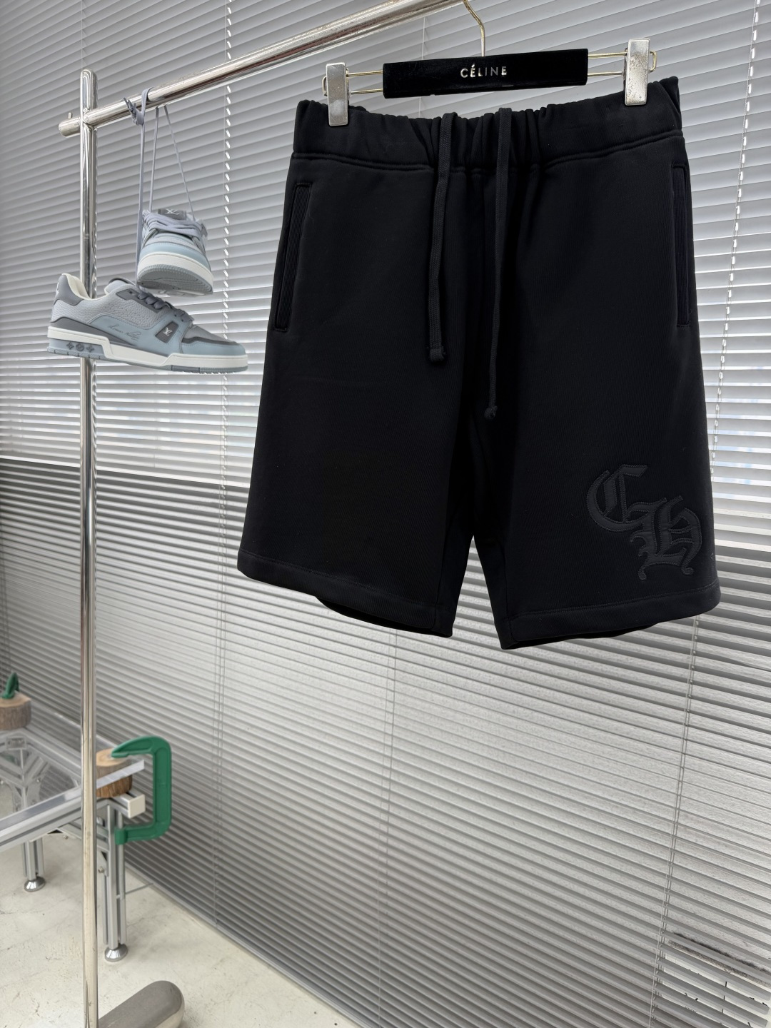 NO:953767,-CH Croix Heart logo embroidered shorts. Customized cloud-like textured knitted cotton. Draped and soft. Thick and solid. Comfortable and breathable. Obsidian black like a Gothic dark night. Sober and uninhibited luxury. Gothic CH patch embroidery on the sides of the pants. The brand totem is secretly engraved with the three-dimensional texture of the same color. The matte label on the back waist is minimalist and cool. The identity code is inadvertently engraved. Double details resonate silently.  It fully expresses the dark elegance and uninhibited style of Chrome Hearts. It adopts imported machine appliqué embroidery technology and uses advanced computer control system and precision mechanical components to realize the Chrome Hearts logo appliqué operation. It presents an embroidery effect with both clarity and three-dimensionality. The fabrics have been fermented and washed for better hand feel and texture. Not easy to deform, not easy to shrink, not easy to fade, and maintain long-term beauty. Size S M L XL Pants length 53545556 Seat circumference 110  114 122 waist 74788286,,chrome hearts,chrome hearts,shorts,19860909-CH 克罗心 标识刺绣短裤 定制云感肌理针织棉 垂坠柔糯 厚重扎实 舒适透气 曜石黑如哥特暗夜 沉敛中藏着不羁奢意 裤侧哥特风CH贴布刺绣 以同色立体肌理暗刻品牌图腾 后腰哑光贴牌极简冷冽 于不经意间镌刻身份密码 双细节静默共鸣 尽释克罗心式暗黑奢雅与不羁风骨 采用进口机贴布绣工艺 使用先进的计算机控制系统和精密的机械部件 实现Chrome Hearts徽标贴布绣作业 呈现出清晰度和立体感兼具的刺绣效果 面料都经过酵洗 手感质感更佳 不易变形 不易缩水 不易褪色 保持长久的美观 尺码 S M L XL 裤长53545556 坐围 110 114 122 腰围74788286,,chrome hearts,chrome hearts,shorts,,Men's clothing