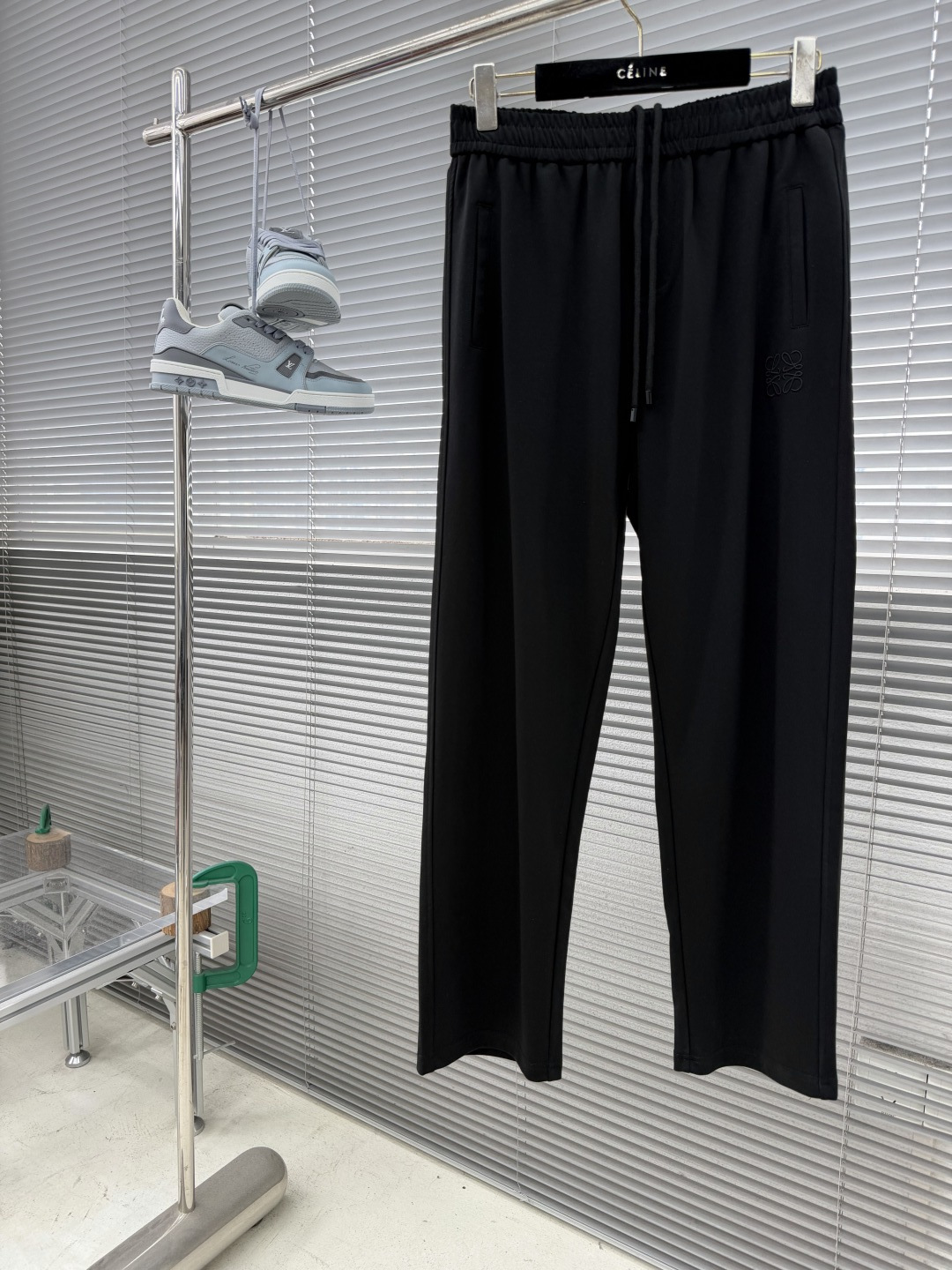 NO:917117,/1 piece (all sizes) - LOEW embroidered logo elastic waist drawstring unisex sweatpants knitted cotton sweatpants heavyweight large circle cotton is soft and breathable, the cotton is very soft, gentle and very flexible!  The texture texture is very strong!  Comfortable upper body!  Trendy and versatile basic model with a clear and direct logo!  Highly recognizable!  Highly identifiable!  Super stylish!  Rivet logos are embellished on both sides of the trouser legs!  It's very impressive, and the workmanship and texture of the fabric can actually be felt across the screen!  Don’t miss it if you like it. Good material, breathable, sweat-absorbent and moisture-wicking, and the fabric performance is great!  Very comfortable!  Size M-3XL,,loewe,19860909/1条（齐码） -LOEW 绣花logo松紧腰抽绳中性款卫裤 针织纯棉运动裤 重磅大圈棉柔软透气,棉质十分柔软 柔和 柔韧度非常强！质感纹路纹理十分强烈！上身舒适！ 潮流百搭基础款 logo 明晰直接！辨识度高！识别性强！超有格调！裤腿两侧点缀铆钉标识！非常有积蕴,做工和面料质感其实隔屏可以感受了！喜欢的别错过.好材质 透气 吸汗 排湿 面料性能棒！十分舒适！ 尺码M-3XL,,loewe,,Men's clothing