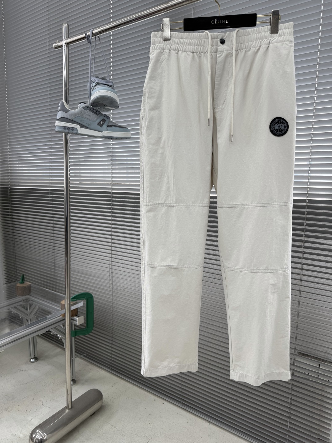 NO:917115,/1 piece (all sizes) -Canada Goose26ss/New casual sweatpants!  High-end version!  Customized pure cotton fabric with high breathability and comfort, impeccable details, brand element design concept, reflecting high quality. It feels delicate and soft!  It presents a casual cut and the upper body shape is awesome!  Size M-3XL,,19860909/1条（齐码） -Canada Goose26ss/新款休闲卫裤！高端版本！ 定制纯棉面料 透气舒适度高,细节无可挑剔,品牌元素设计理念,体现高品质.手感细腻柔软！呈现休闲裁剪,上身版型超赞！ 码数M-3XL,,,Men's clothing