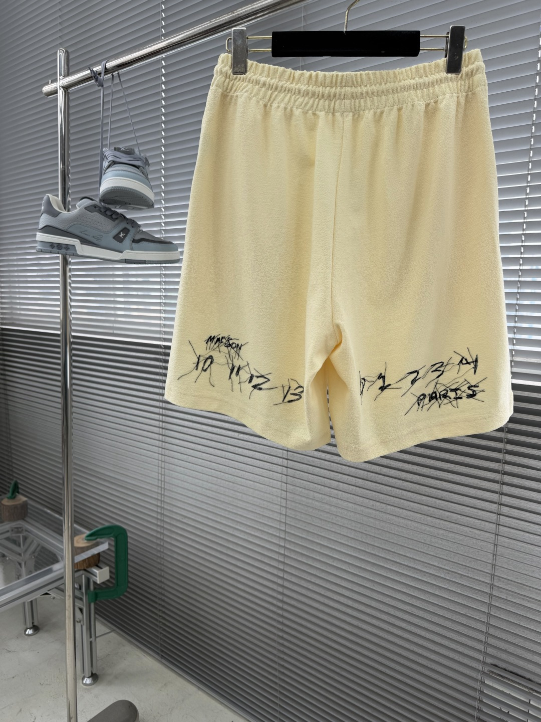 -MM6 马吉拉    26春夏新款百慕大短裤。字母刺绣，针线毛巾面料。日系毛巾面料 45％棉 55％聚