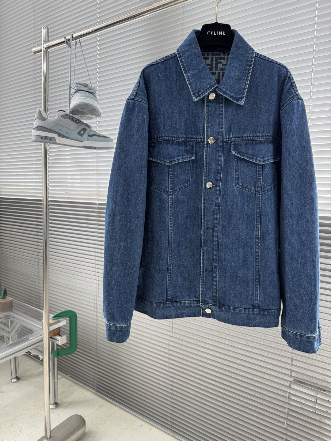 NO:912735,Top - FEND 26ss new oversized jacket, shirt collar, chest flap pockets. Logo stud button fastening. Made of blue denim. Interior with matching FF graphic print. Blue leather patch and FF Selleria detail on the back of the collar. Silver finish hardware. Size S. M. L. XL Length 70727476 Bust 122 126 130 134  Shoulder width 5354.5 56 57.5,,fendi,jackets & coats,shirts,19860909上衣 -FEND 26ss新款超大号夹克,衬衫领,胸部有翻盖口袋.标志钉饰纽扣开合.蓝色牛仔布材质.内部饰有相搭的FF图案印花.衣领背面饰有蓝色皮革贴片和FF Selleria细节.银色饰面金属件. 码数S. M. L. XL 衣长70727476 胸围 122 126 130 134 肩宽5354.5 56 57.5,,fendi,jackets & coats,shirts,,Men's clothing