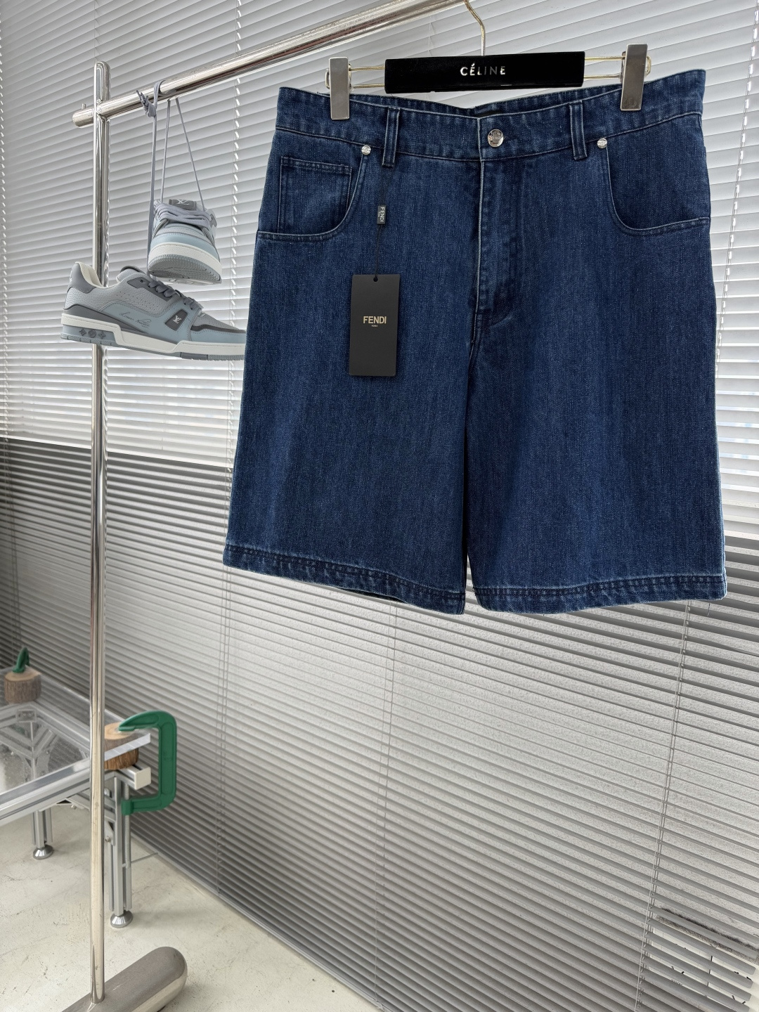 NO:912732,Shorts -FEND 26ss new five-pocket Bermuda shorts, loose fit. Equipped with belt loops and back patch pockets. Invisible zipper and I-buckle closure. Made of denim blue fabric. Decorated with FF print on the inside, silver-finish metal rivets. Blue leather patch, FF Selleria details on the back. Size S. M. L. XL Pants length 54 54.5 55 55.5 Waist 86909798 Arm  106110114118,,fendi,shorts,19860909短裤 -FEND 26ss 新款五口袋百慕大短裤,宽松版型.配有腰带环和背面贴袋.隐形拉链和工字扣开合.牛仔蓝布料材质.内侧饰有FF印花,银色饰面金属铆钉.蓝色皮革贴片,背面饰有FF Selleria细节. 码数S. M. L. XL 裤长54 54.5 55 55.5 腰围86909798 臂围 106110114118,,fendi,shorts,,Men's clothing