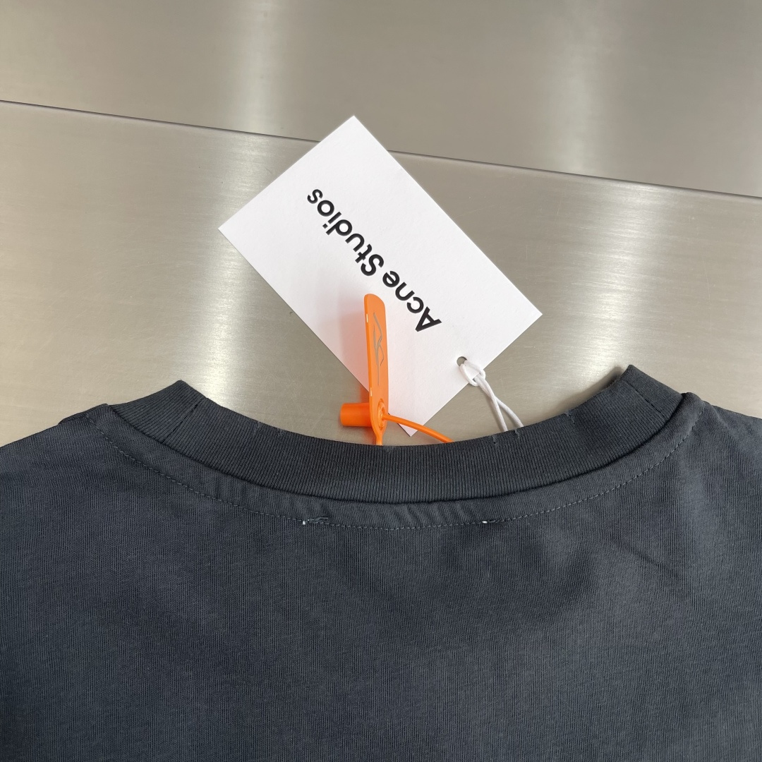 -Acne Studios    喷绘做旧徽标长袖定制云绒爽滑雪感棉 垂感爽滑 细腻透气 一抹奶白悄然绽