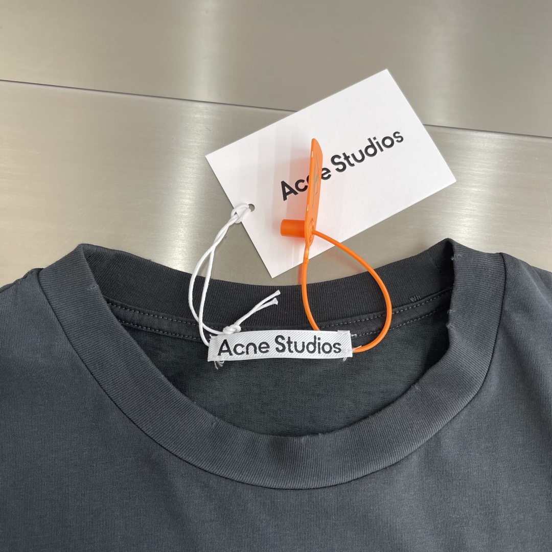 -Acne Studios    喷绘做旧徽标长袖定制云绒爽滑雪感棉 垂感爽滑 细腻透气 一抹奶白悄然绽