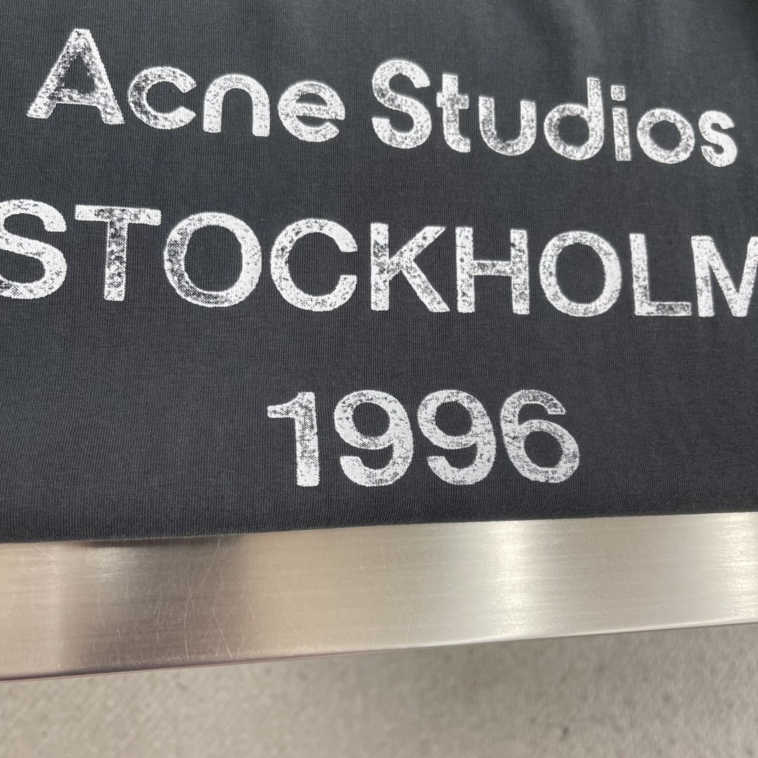 -Acne Studios    喷绘做旧徽标长袖定制云绒爽滑雪感棉 垂感爽滑 细腻透气 一抹奶白悄然绽
