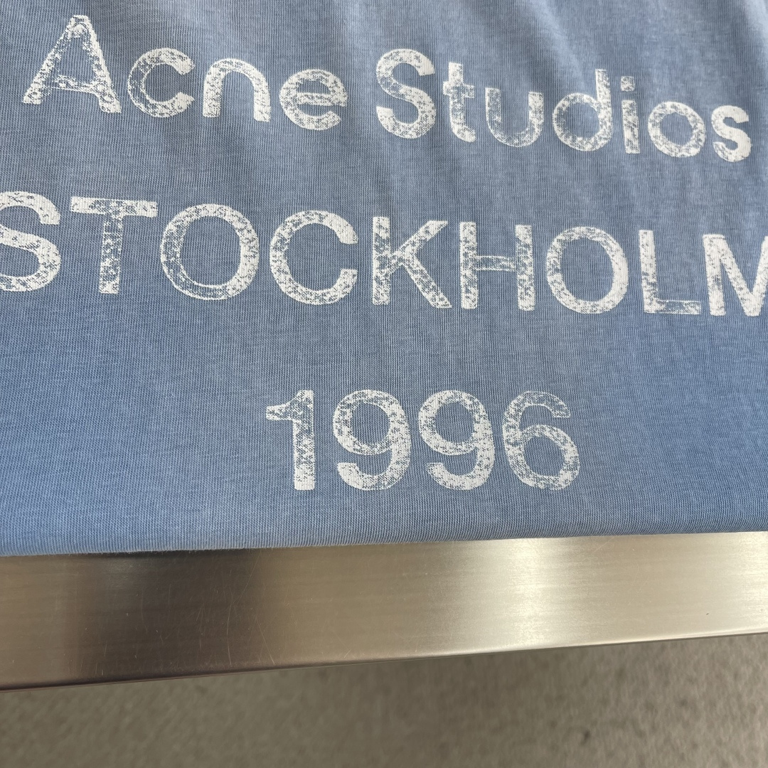 -Acne Studios    喷绘做旧徽标长袖定制云绒爽滑雪感棉 垂感爽滑 细腻透气 一抹奶白悄然绽
