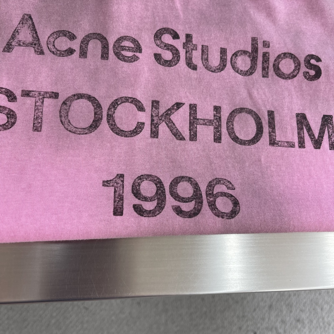 -Acne Studios    喷绘做旧徽标长袖定制云绒爽滑雪感棉 垂感爽滑 细腻透气 一抹奶白悄然绽
