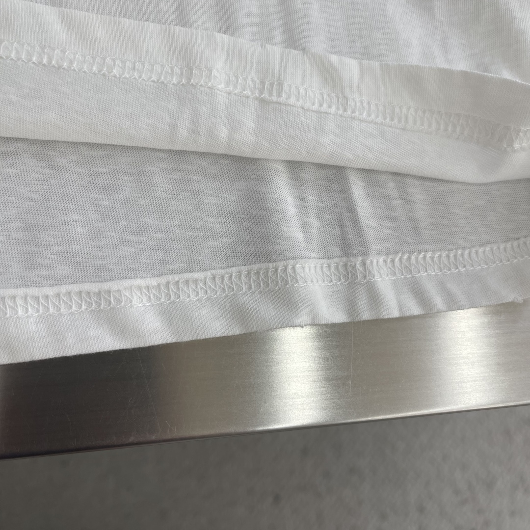 -Acne Studios    喷绘做旧徽标长袖定制云绒爽滑雪感棉 垂感爽滑 细腻透气 一抹奶白悄然绽