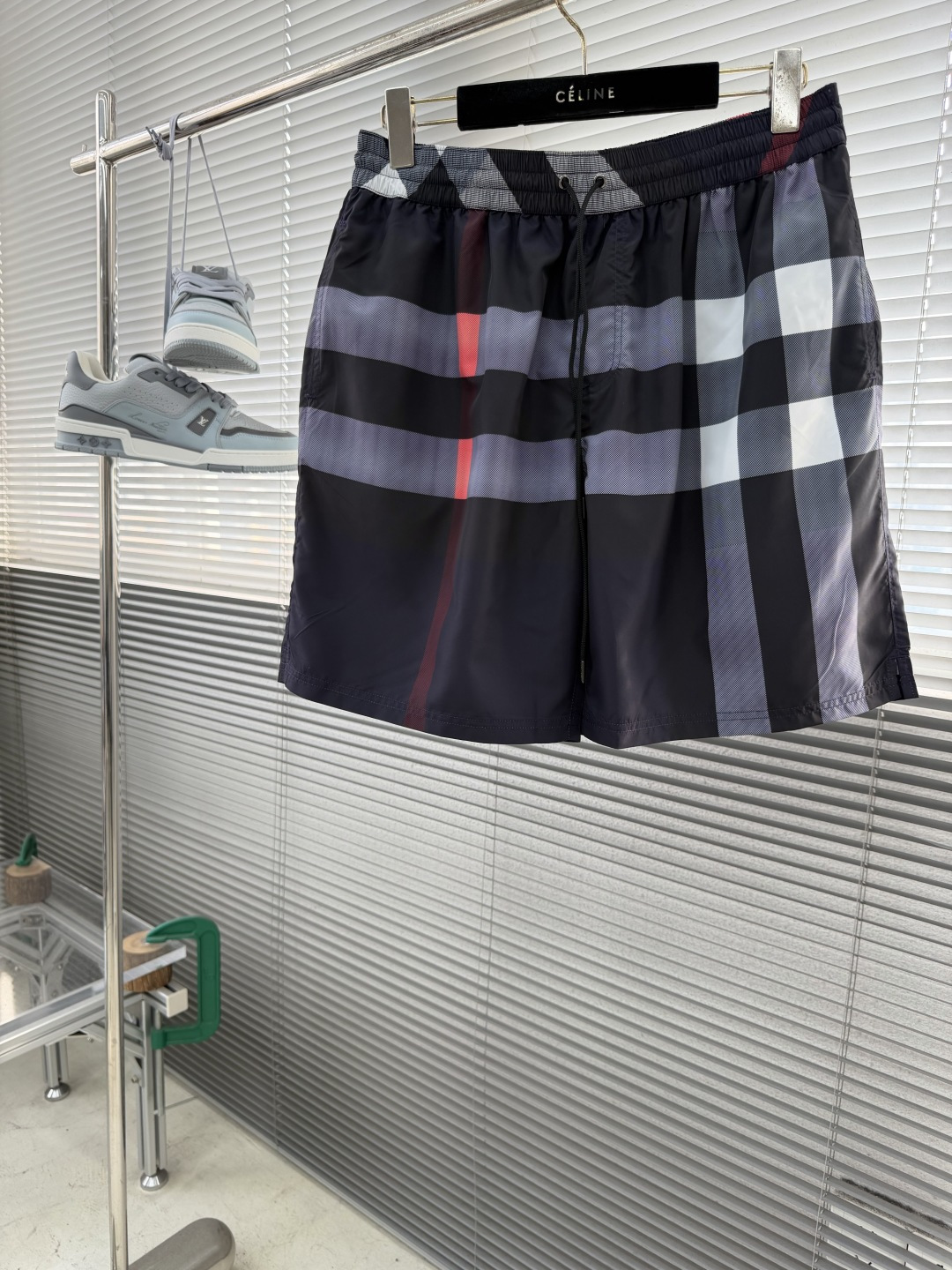 NO:935501,-BBR 26ss new drawstring swimming trunks, decorated with worsted Bur plaid. It has a casual fit and mesh lining. Size S M L XL Side length 45464748 Waist 76808488 Arm 108112116120,,burberry,19860909-BBR 26ss 新款抽绳式游泳裤,装饰精纺 Bur 格纹.呈现休闲版型,搭配网眼内衬. 码数S M L XL 侧长45464748 腰围76808488 臂围 108112116120,,burberry,,Men's clothing