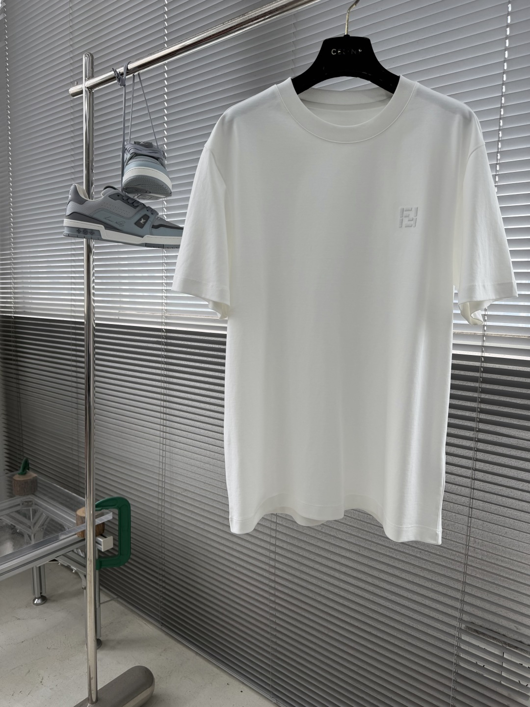 NO:917123,/1 piece 1/2 pieces (all sizes) -FEND 2026 Spring and Summer New Short Sleeves If you have extremely high requirements for fabric control, buy it!  !  !  A must-have classic style for your wardrobe. The classic logo pattern embroidery design on the chest echoes the logo embroidery on the back. It can be worn alone or as an inner layer for a stylish look. JI is a round neck short-sleeved T-shirt that is very skin-friendly. Slightly loose tailoring. The knitted collar that is not easy to fit fits the neck slightly. It is fashionable and more textured. The fabric is made of high-count bamboo fiber cotton. The ingredients are long-staple blended cotton, a blend of bamboo fiber and spandex. Reasonable ratio.  It makes the overall feel and skin-friendly effect achieve a very good feeling. It is skin-friendly and breathable, and has a good stiff feeling. It makes it comfortable to wear and at the same time shows the quality and texture!  Size M-5XL,,fendi,T-shirt,tees,t-shirt,19860909/1件 1/2件（齐码） -FEND 2026春夏新款短袖 对面料控有极高要求的 买它！！！ 衣橱必备经典款式 胸口经典logo图案刺绣设计 与后背logo刺绣相呼应 不管单穿还是内搭都能穿出时尚感 JI好亲肤感的一款圆领短袖T恤衫 略微宽松的剪裁 不易版型的针织领口微微贴合颈部 时尚的同时更显质感 面料采用高高支竹纤维棉的材质 成分是长绒混纺棉竹纤维与氨纶的混纺 合理的配比 让整体的手感与亲肤效果达到JI好感受 亲肤透气 又有很好的挺括感 让穿着舒适的同时 很显品质质感 ！ 尺码M-5XL,,fendi,T-shirt,tees，t-shirt,,Men's clothing
