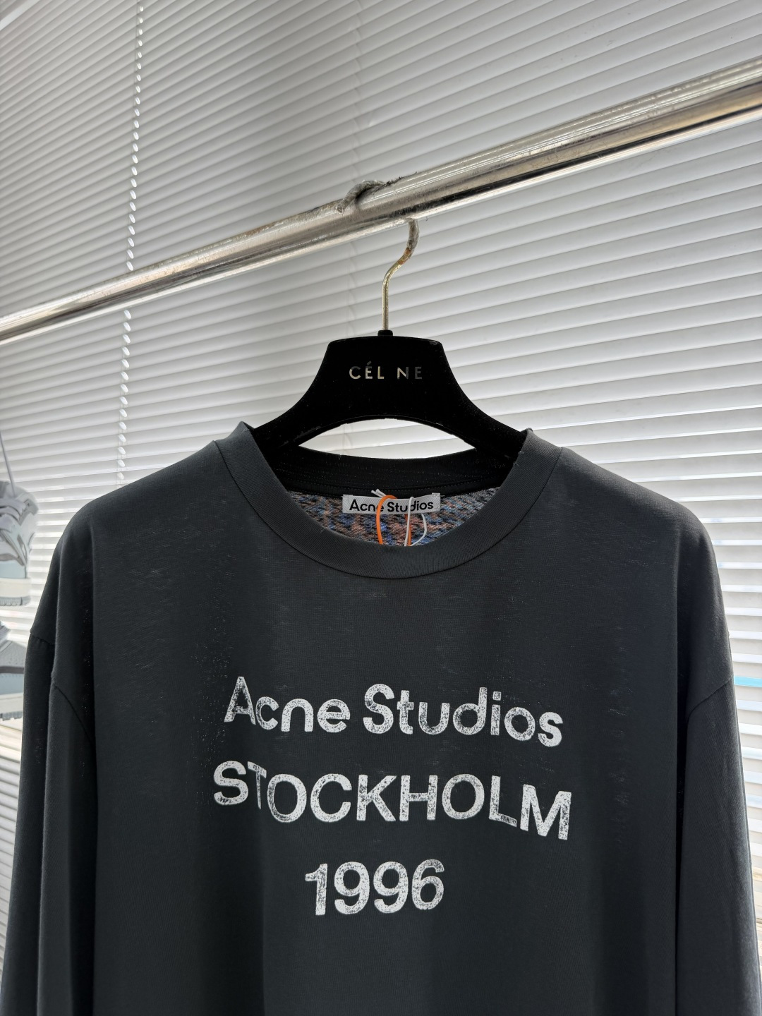 -Acne Studios    喷绘做旧徽标长袖定制云绒爽滑雪感棉 垂感爽滑 细腻透气 一抹奶白悄然绽