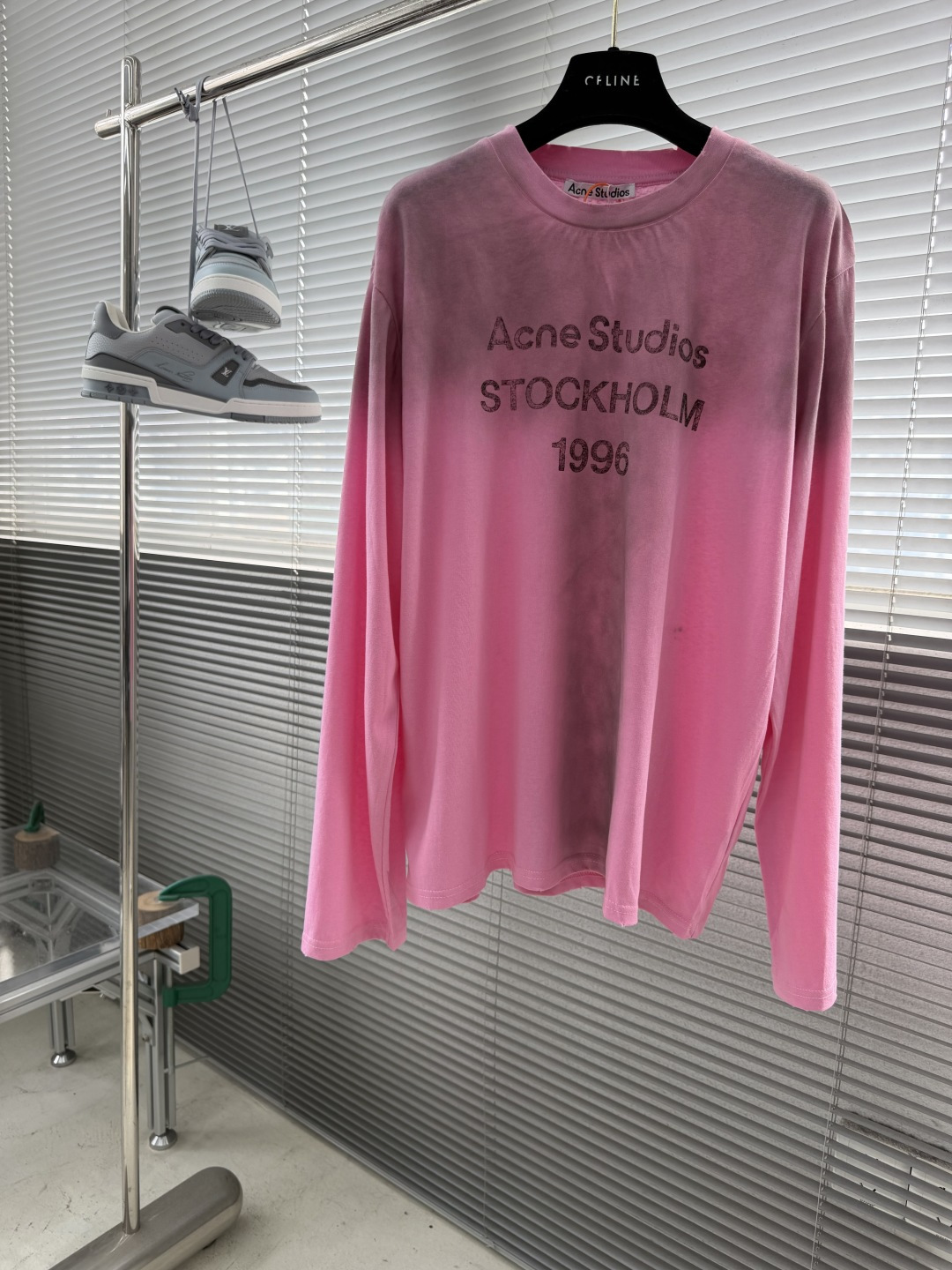 -Acne Studios    喷绘做旧徽标长袖定制云绒爽滑雪感棉 垂感爽滑 细腻透气 一抹奶白悄然绽