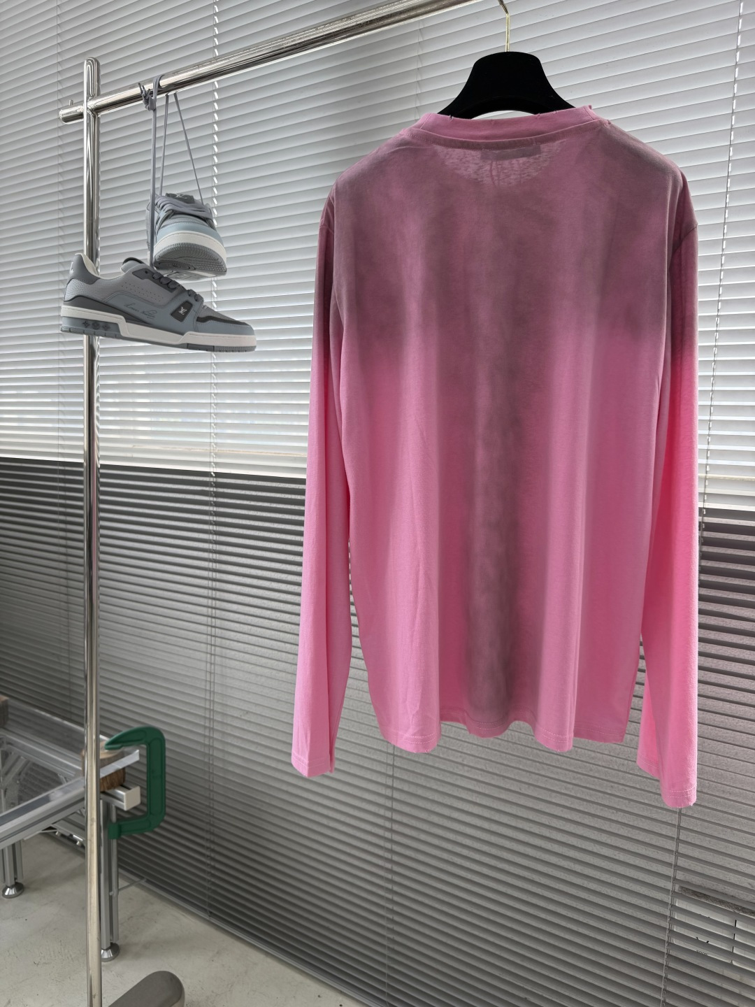 -Acne Studios    喷绘做旧徽标长袖定制云绒爽滑雪感棉 垂感爽滑 细腻透气 一抹奶白悄然绽