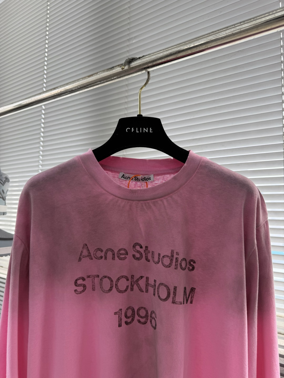 -Acne Studios    喷绘做旧徽标长袖定制云绒爽滑雪感棉 垂感爽滑 细腻透气 一抹奶白悄然绽