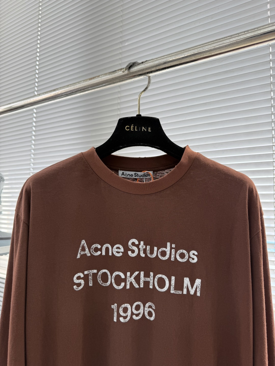 -Acne Studios    喷绘做旧徽标长袖定制云绒爽滑雪感棉 垂感爽滑 细腻透气 一抹奶白悄然绽