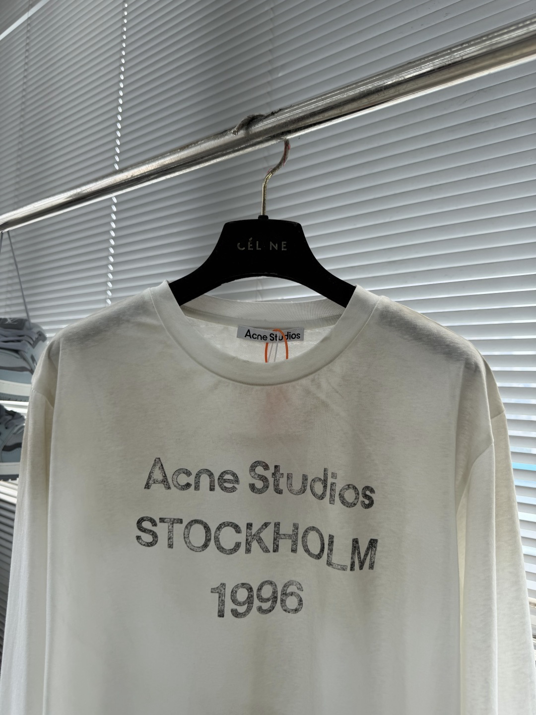-Acne Studios    喷绘做旧徽标长袖定制云绒爽滑雪感棉 垂感爽滑 细腻透气 一抹奶白悄然绽