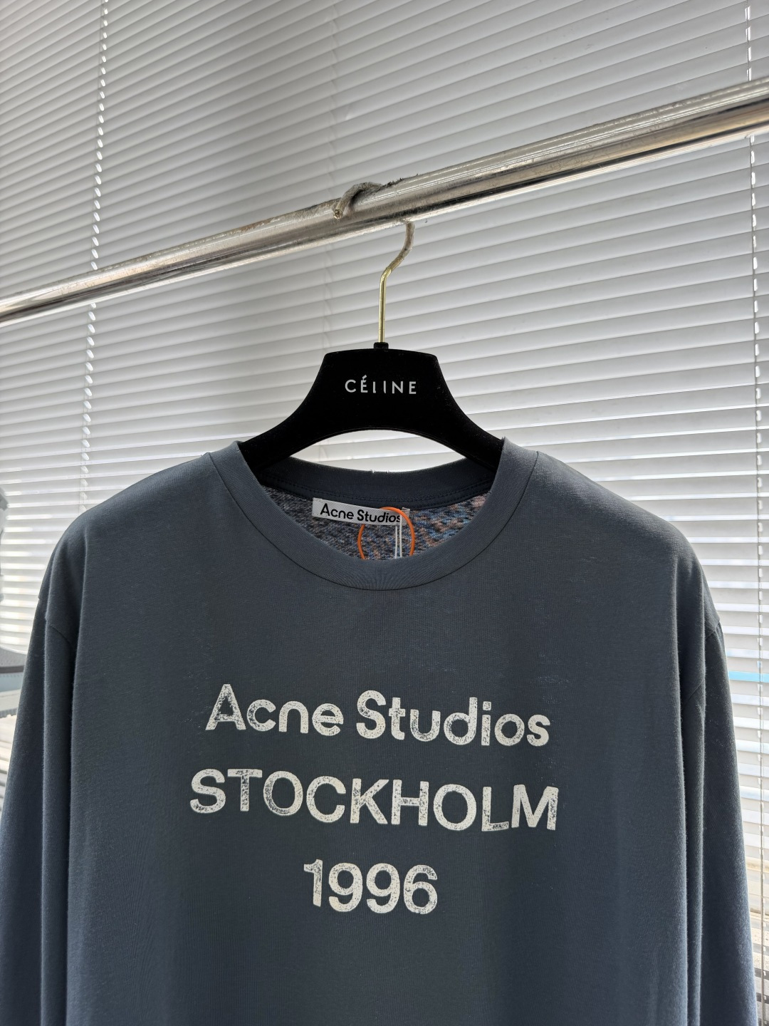 -Acne Studios    喷绘做旧徽标长袖定制云绒爽滑雪感棉 垂感爽滑 细腻透气 一抹奶白悄然绽