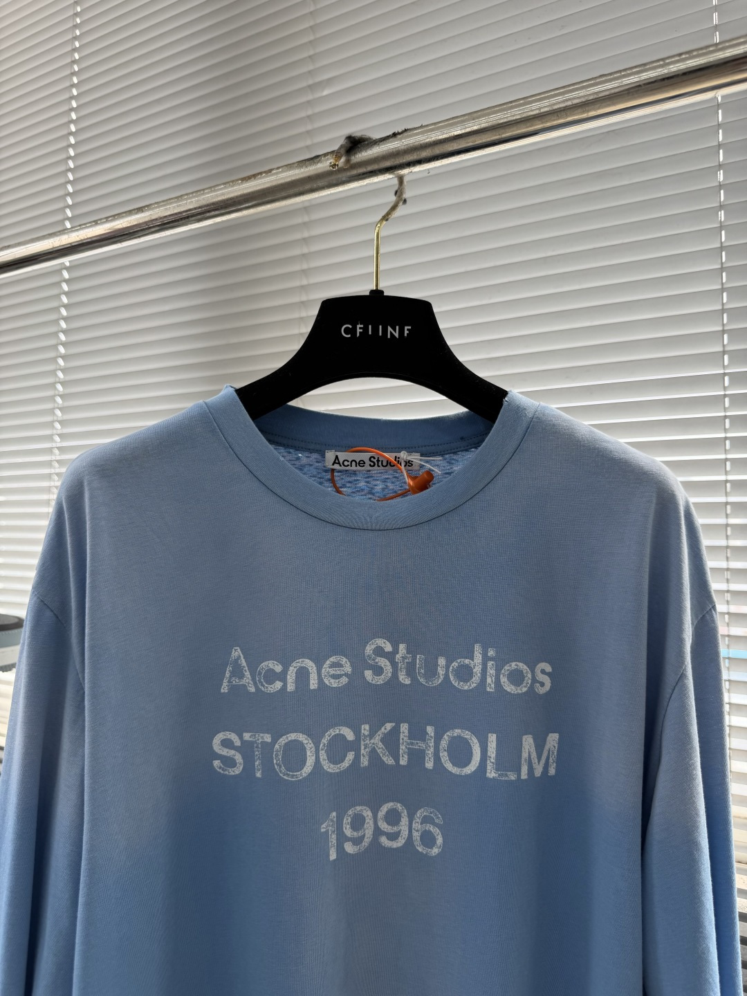 -Acne Studios    喷绘做旧徽标长袖定制云绒爽滑雪感棉 垂感爽滑 细腻透气 一抹奶白悄然绽