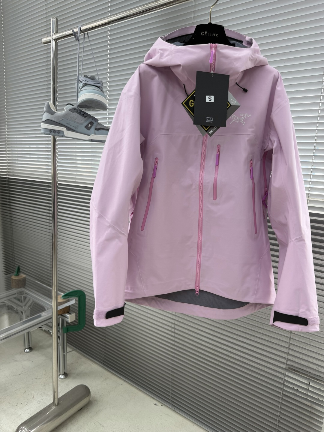 NO:912722,- Niaojia · BETA SV solid color logo embroidered zipper hooded mountain style hard shell jacket, same style for men and women, size XS-XXL,,jil sander,hats,19860909- 鸟家 · BETA SV 纯色Logo刺绣拉链连帽山系硬壳冲锋衣 男女同款 码数XS-XXL,,jil sander,hats,,Men's clothing
