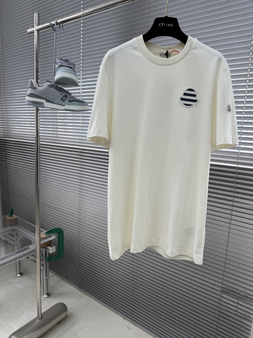 NO:905229,-Moncle* Striped logo patch short sleeves. Customized matte combed plain cotton. Delicate, soft, comfortable and breathable. It captures the ivory white tone under the moonlight and smudges out the Italian luxury background. The nautical stripe patch on the chest is like a deep-sea navigation mark. The same color logo patch on the left sleeve is a secret code of identity. The two echo in the simple silhouette. Italian elegance and nautical legends are hidden in the details. It is low-key but sharp. Using imported machine embroidery technology  Use advanced computer control system and precision mechanical components to achieve Moncle* logo patching work with high precision. The lines are smooth and delicate. The fabrics have been fermented and washed for a better hand feel. Not easy to deform, not easy to shrink, not easy to fade, and maintain long-term beauty. Size S M L  47,,T-shirt,19860909-Moncle* 条纹标识贴片短袖 定制雾感精梳平纹棉 细腻柔软 舒适透气 撷取月光下的象牙白调 晕染出意式奢雅底色 胸间航海条纹贴片如深海航标 左袖同色标识贴片则为身份暗语 二者于简约廓形中默契呼应 将意式奢雅与航海传奇藏于细节 低调却锋芒毕露 采用进口机刺绣工艺 使用先进的计算机控制系统和精密的机械部件 实现Moncle*标识贴片工作 精度高 线条流畅而细腻 面料都经过酵洗 手感质感更佳 不易变形 不易缩水 不易褪色 保持长久的美观 尺码 S M L XL 胸围 104 108 112 116 衣长71737577 肩宽42.5 44 45.5 47,,T-shirt,,Men's clothing
