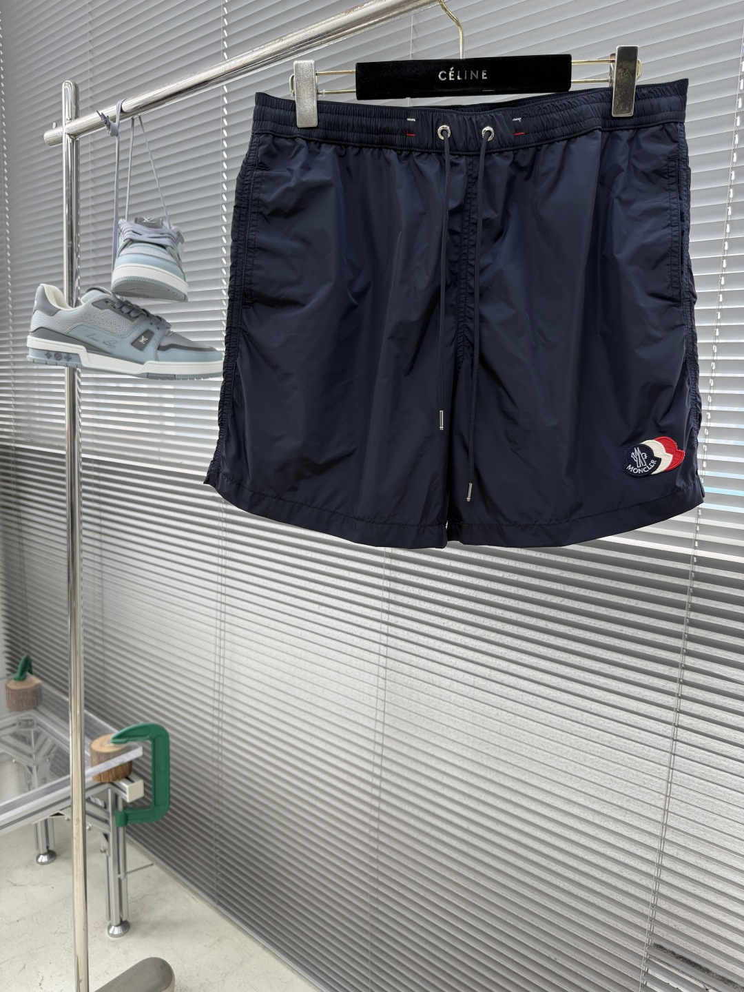 NO:905238,-Moncle* patch logo shorts, custom-made ice rib woven nylon, with fine mesh lining, refreshing and breathable, comfortable and close to the skin, with navy blue as the main color, deep and calm, the iconic Moncle* logo patch lightly embellished the pants body, instantly injecting soul into the overall look, highlighting the brand charm. The back is cleverly integrated into the zipper pocket, supplemented by three-color trim embellishment, adding layering and movement. Every detail is a rebellion against traditional workwear, unlocking the ever-changing elegance of summer with lightness.  Imported special machine infrared positioning 'Moncle* logo patch' is used for more accurate positioning and firmness. Template machine opens the bag. The preset template guides the position, shape and size of the bag opening. The accuracy ensures the quality of the bag opening effect. The fabrics have been fermented and washed. The hand feel and texture are better. Not easy to deform. Not easy to shrink. Not easy to fade. Maintain long-term beauty. Size S M L XL Pants length 40414243 Sitting circumference 109113117121  Waist 80848892,,shorts,19860909-Moncle*贴片标识短裤 定制冰壤棱织尼龙 搭配细密网布衬里 清爽透气 舒适贴肤 以墨海藏蓝为主色调 深邃而沉静 标志性Moncle*标识贴片轻缀裤身 瞬间为整体造型注入灵魂 彰显品牌魅力 背面巧妙融入拉链口袋 辅以三色饰边点缀 增添层次与动感 每一处细节都是对传统工装的反叛 以轻盈之姿解锁夏日百变奢雅 采用进口专机红外线定位“Moncle*标识贴片” 位置更为精准 牢固结实 模版机开袋 预设的模板来指导开袋的位置 形状和大小 精确性确保了开袋效果质量 面料都经过酵洗 手感质感更佳 不易变形 不易缩水 不易褪色 保持长久的美观 尺码 S M L XL 裤长40414243 坐围 109113117121 腰围80848892,,shorts,,Men's clothing