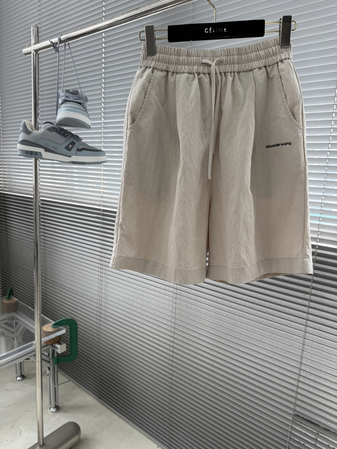 NO:870468,-Wang Men's imitation cupro fiber multi-pocket three-dimensional cut shorts, fabric Tencel texture, imitation cupro effect, dry and breathable, quick drying and cool, thin but with excellent ribbing feel, easy to care for hanging. Sizes S, M, L, XL,, alexander wang, shorts,19860909-Wang 大王 男款仿铜氨纤维多口袋元素立体剪裁短裤,布面天丝质感,仿铜氨丝的效果,干爽透气,速干凉感,薄但筋骨感极好,垂坠易打理. 尺码S,M,L,XL,,alexander wang,shorts,,Men's clothing