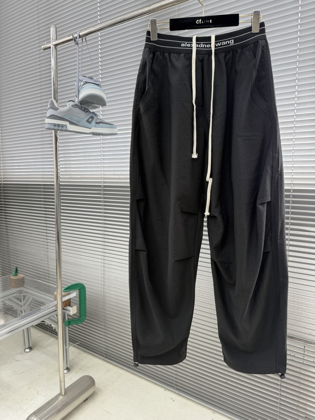 NO:870436,-Alexander Wang black workwear-style wide-leg casual pants | Low-key luxury, with a high-end street feel. Iconic drawstring waistband. Black and white contrasting design, the brand letters 'alexander wang' are clearly presented, and the details are ecstatic!  The loose straight + wide-leg version conceals the flesh and makes you look slimmer, easily creating the visual effect of 'missing the lower body'. Large three-dimensional pockets on both sides + small pockets on the front, both practical and trendy, with a full street feel. Customized fabric, light and crisp, not easy to wrinkle, can maintain a neat look for daily wear or out on the street. Size M-3XL,,19860909-Alexander Wang黑色工装风阔腿休闲裤 | 低调奢华,街头高级感拉满 标志性抽绳腰头 黑白撞色设计,品牌字母“alexander wang”清晰呈现,细节控狂喜！ 宽松直筒+阔腿版型,藏肉显瘦,轻松打造“下半身失踪”视觉效果. 两侧立体大口袋+前片小口袋,实用与潮流感兼具,街头感十足. 定制面料,轻盈挺括,不易起皱,日常穿搭或出街都能保持利落造型. 码数M-3XL,,,Men's clothing